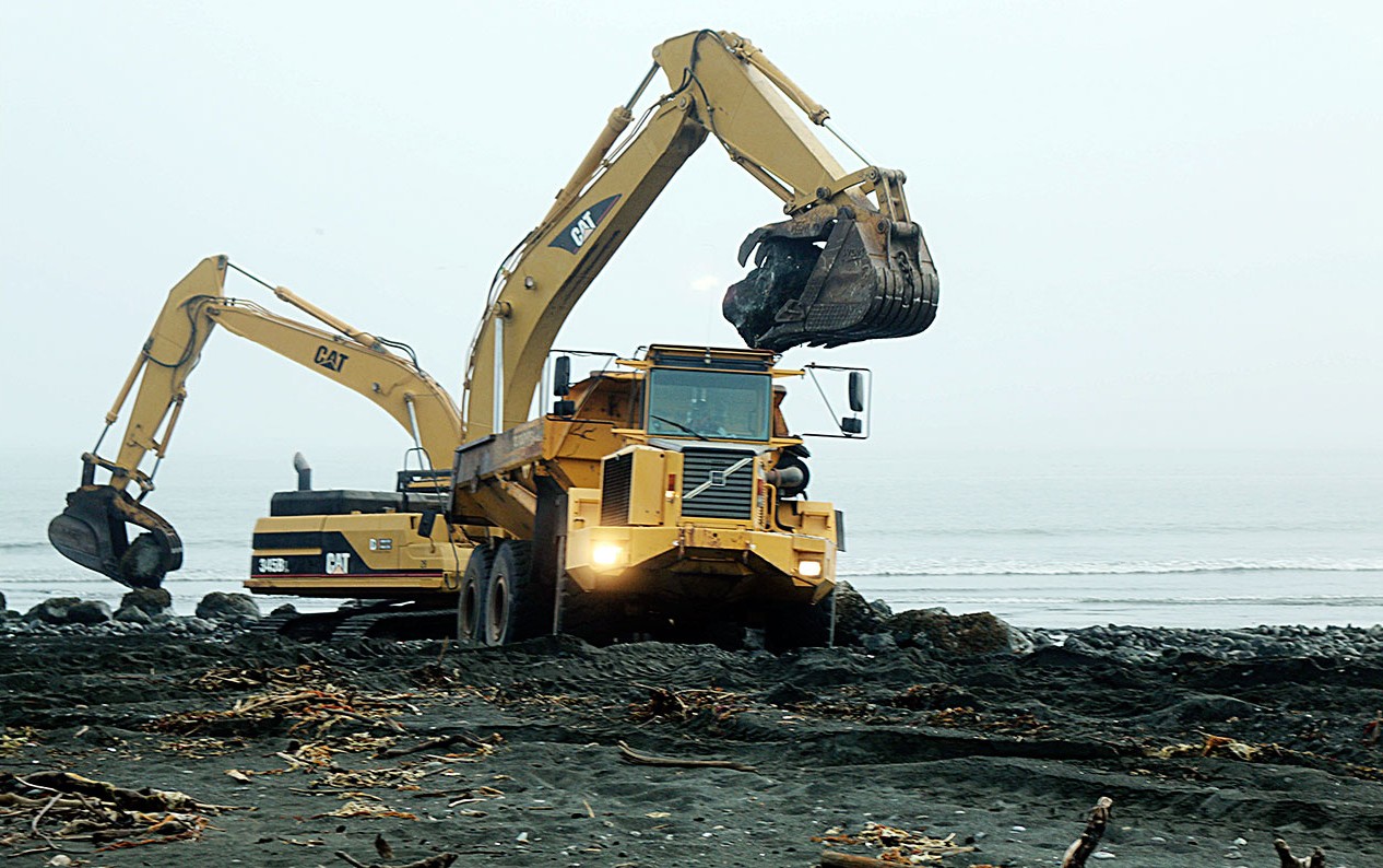 Heavy lifting took place on the Elwha nearshore as backhoes removed rock armoring from the river’s mouth. (Anne Shaffer)