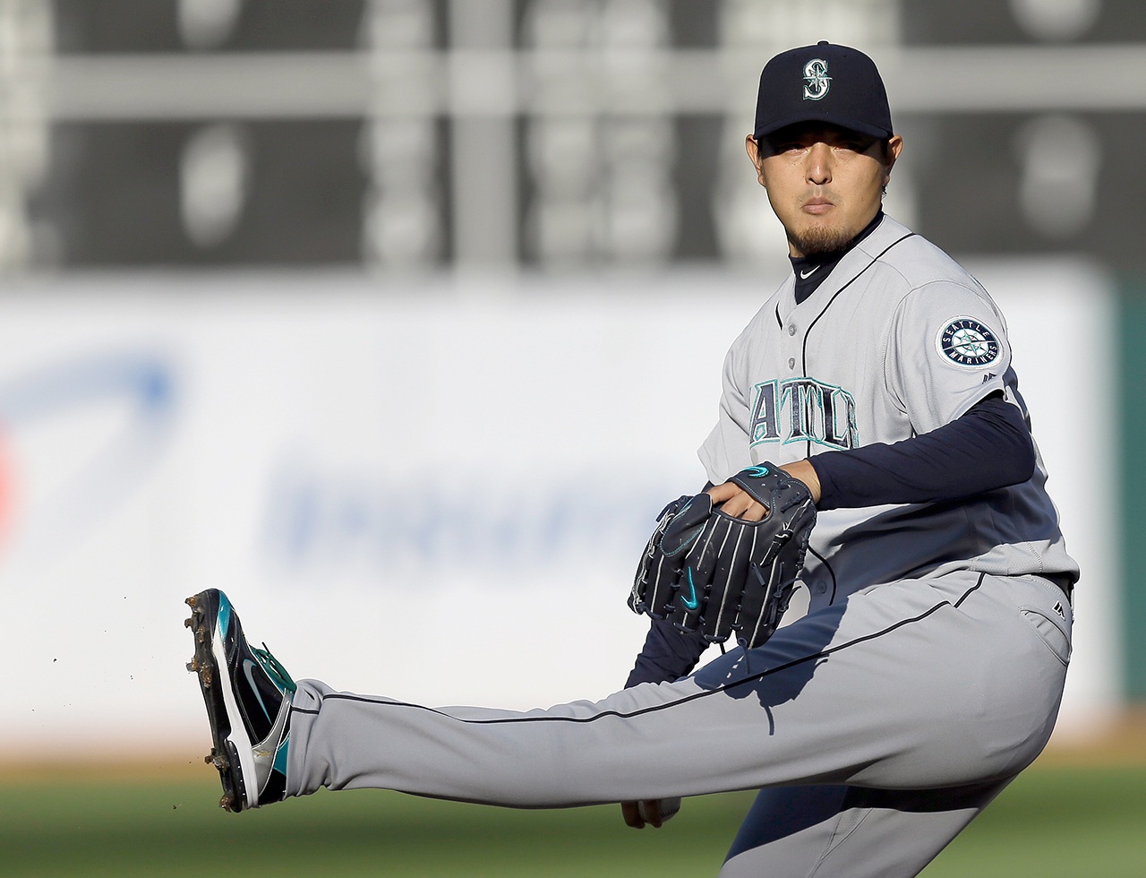 Seattle Mariners pitcher Hisashi Iwakuma works against the Oakland Athletics in the first inning of a baseball game Saturday, Aug. 13, 2016, in Oakland, Calif. (AP Photo/Ben Margot)