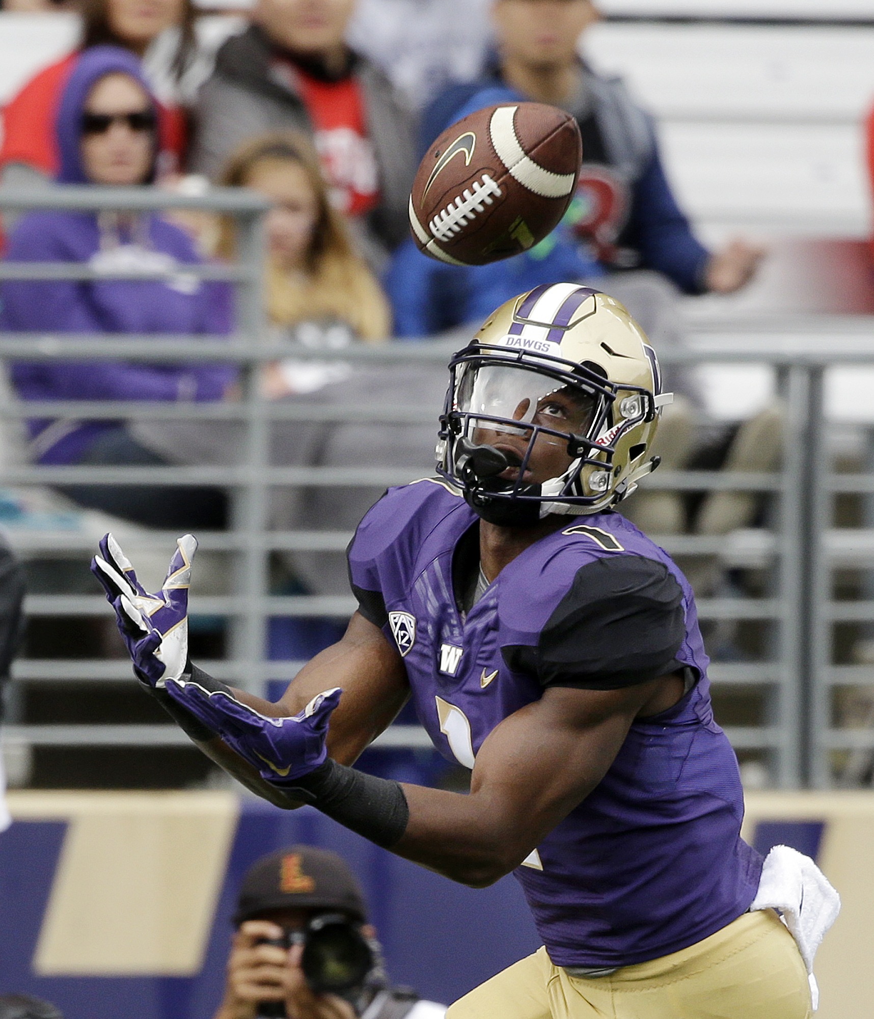 Washington&rsquo;s John Ross reaches for a 38-yard touchdown pass against Rutgers in the first half of an NCAA college football game Saturday, Sept. 3, 2016, in Seattle. (AP Photo/Elaine Thompson)