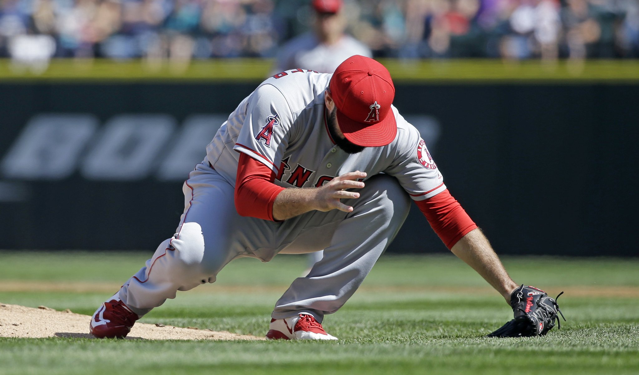 Los Angeles Angels starting pitcher Matt Shoemaker collapses onto the field after being hit by a line drive from Seattle Mariners&rsquo; Kyle Seager in the second inning of a baseball game, Sunday, Sept. 4, 2016, in Seattle. Shoemaker left the game. (AP Photo/Elaine Thompson)
