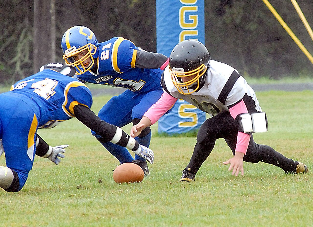 Keith Thorpe/Peninsula Daily News Crescent&rsquo;s Noah Leonard, left, and Kyle Buchanan try to beat Clallam Bay&rsquo;s Ramon Tinoco to a loose ball during the Loggers&rsquo; 46-37 win over the Bruins.