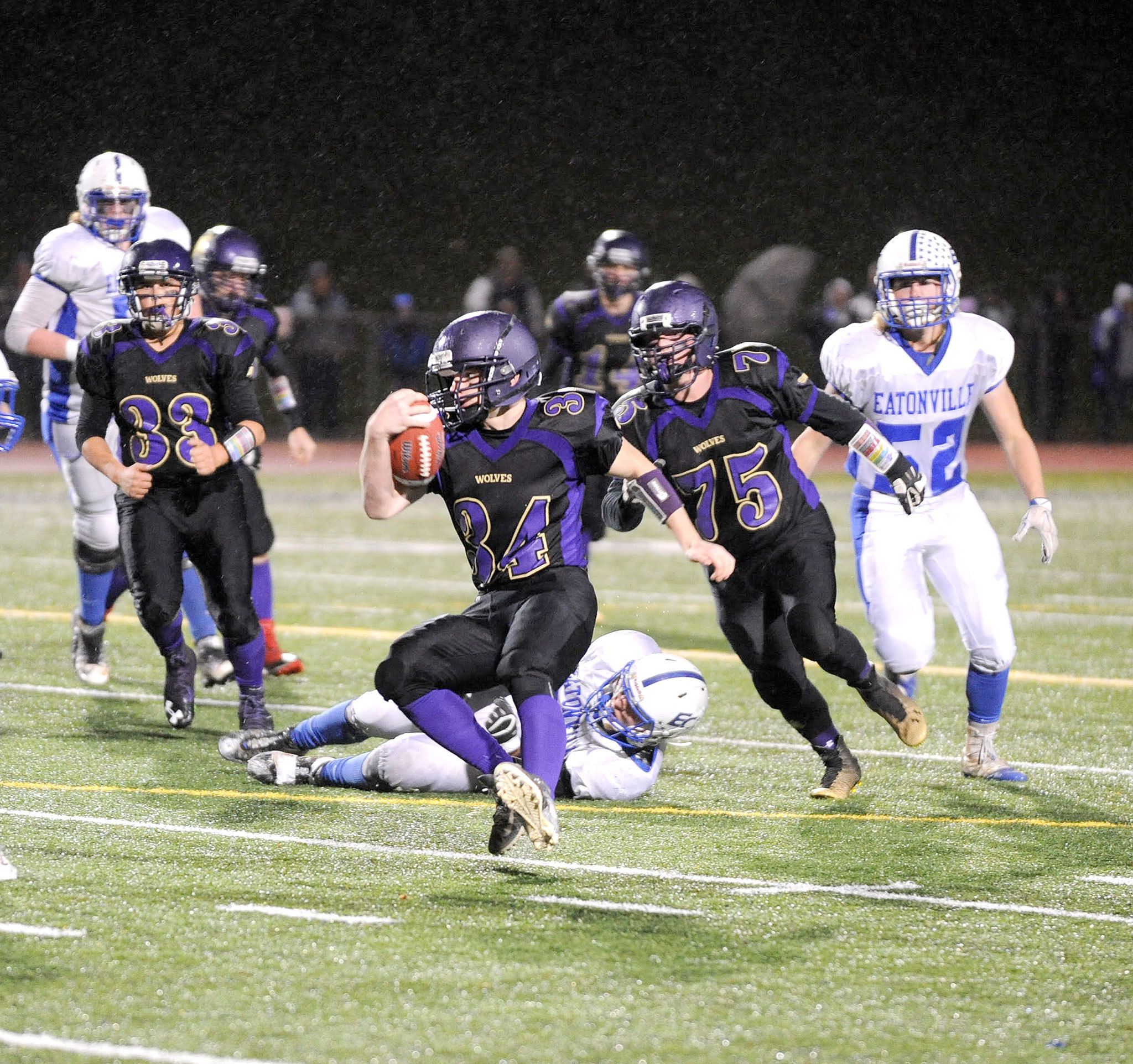 Michael Dashiell/Olympic Peninsula News Group Sequim’s Tyler Conn (34) runs against Eatonville with teammates Brenden Lauritzen (75) and Rudy Whitehad (33) blocking. Eatonville won the 2A District playoff shootout by a score of 59-42.