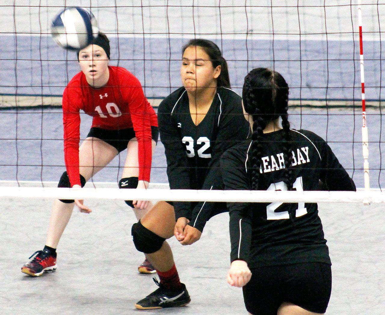 Roger Harnack/Daily Sun News                                Neah Bay’s Jaclyn Parker (32) prepares to return the ball while Grace Buzzell, left, and Tazara Wachendorf look on during a Class 1B State Volleyball Tournament match with Oakesdale at the Yakima Valley SunDome.