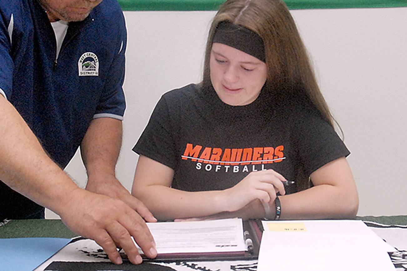 COLLEGE SOFTBALL: Port Angeles’ Lauren Lunt signs to play at University of Mary