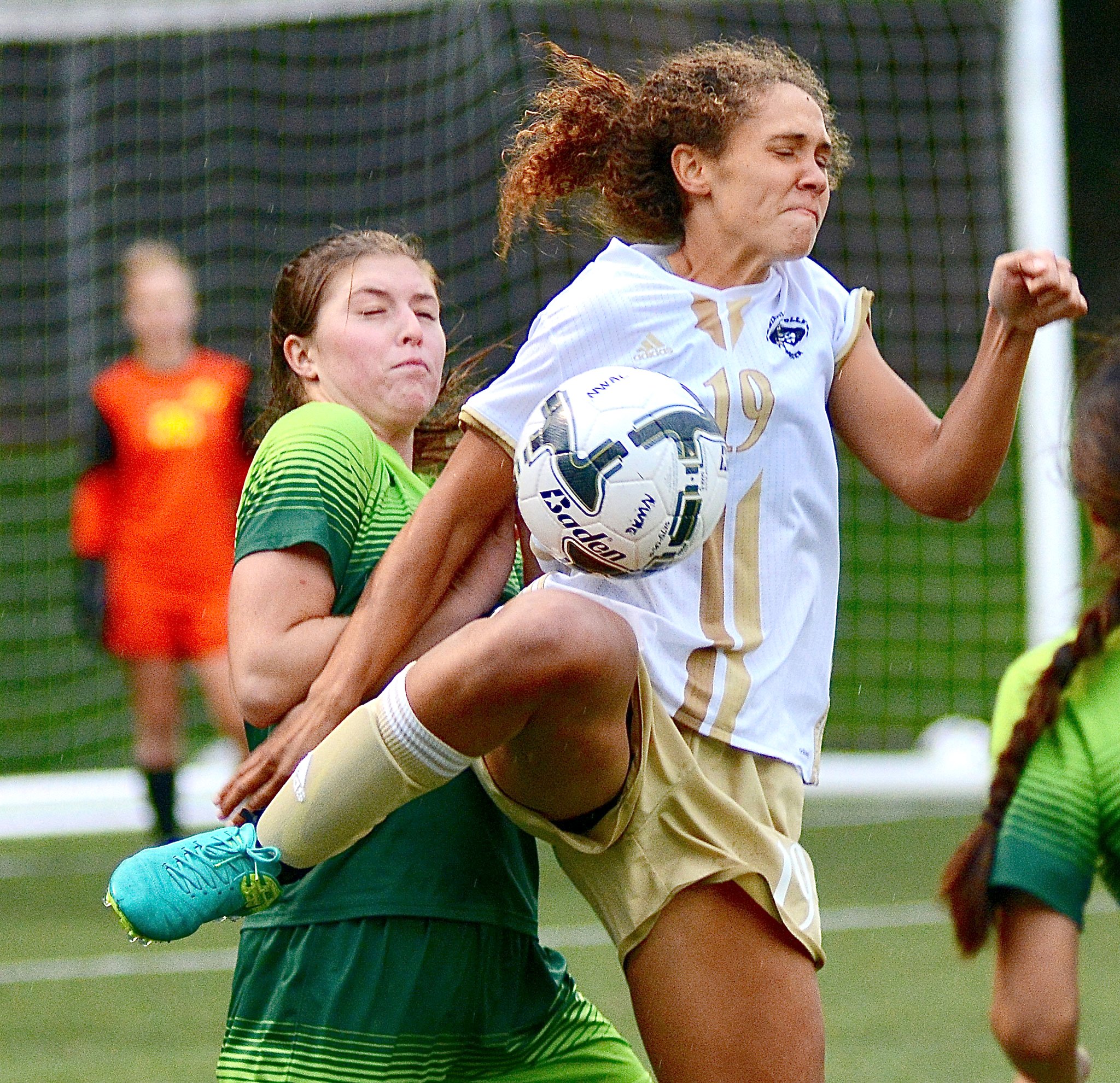 Peninsula College’s Bri Valiente controls a ball against Highline Sunday. Valiente scored the winning goal in the second overtime to give the Pirate women a 1-0 win and NWAC championship.