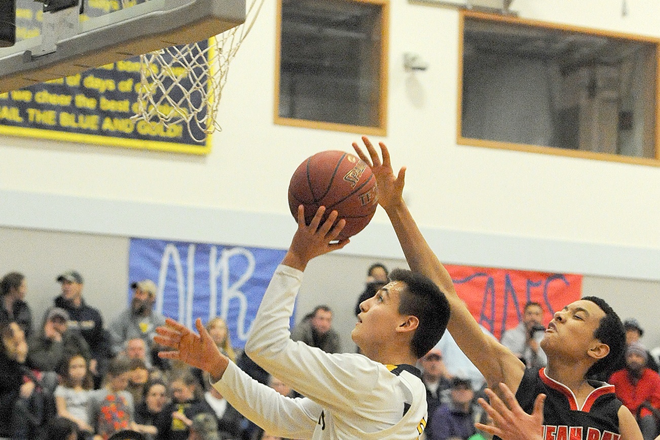 BOYS BASKETBALL Forks blows out Neah Bay in confidencebuilding win