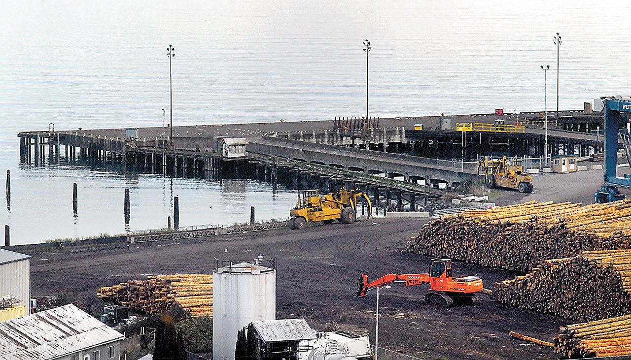 The Port of Port Angeles Terminal 3 “t-pier” sits empty awaiting the next cargo ship to take on logs. (Keith Thorpe/Peninsula Daily News)