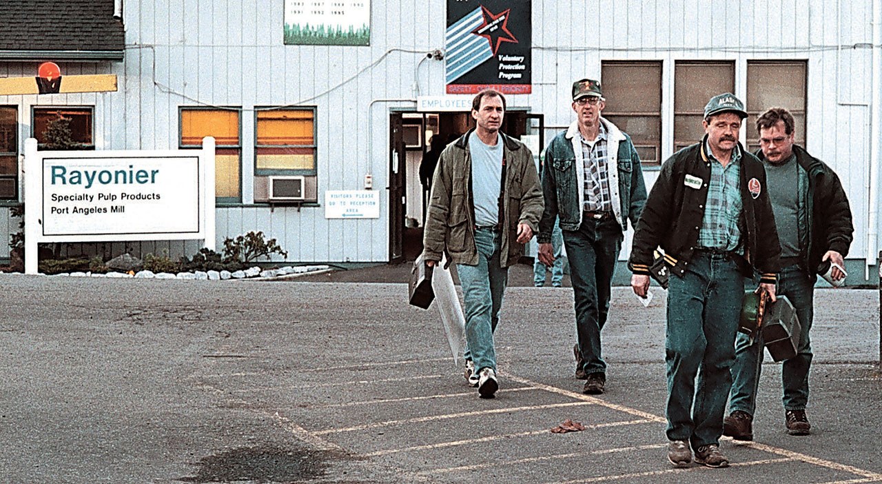 A group of Rayonier workers leaves the Port Angeles pulp mill on one of the last shifts in February 1997. (Keith Thorpe/Peninsula Daily News)