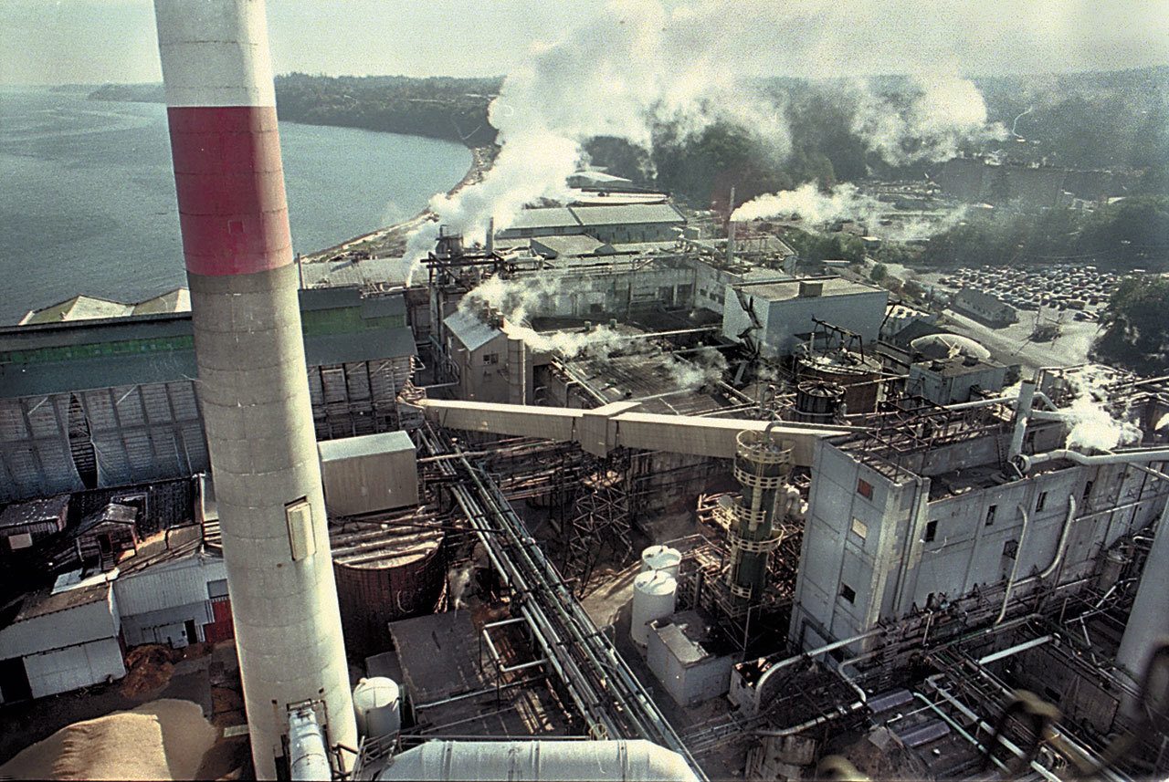 Steam pours from the Rayioner pulp mill in Port Angeles in January 1997, shortly before the mill ceased production. (Peninsula Daily News)