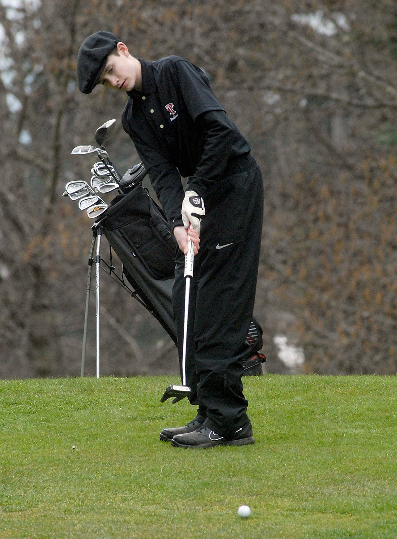 Keith Thorpe/Peninsula Daily News Port Townsend’s Jacob Madison putts on the third hole at Peninsula Golf Club in Port Angeles.