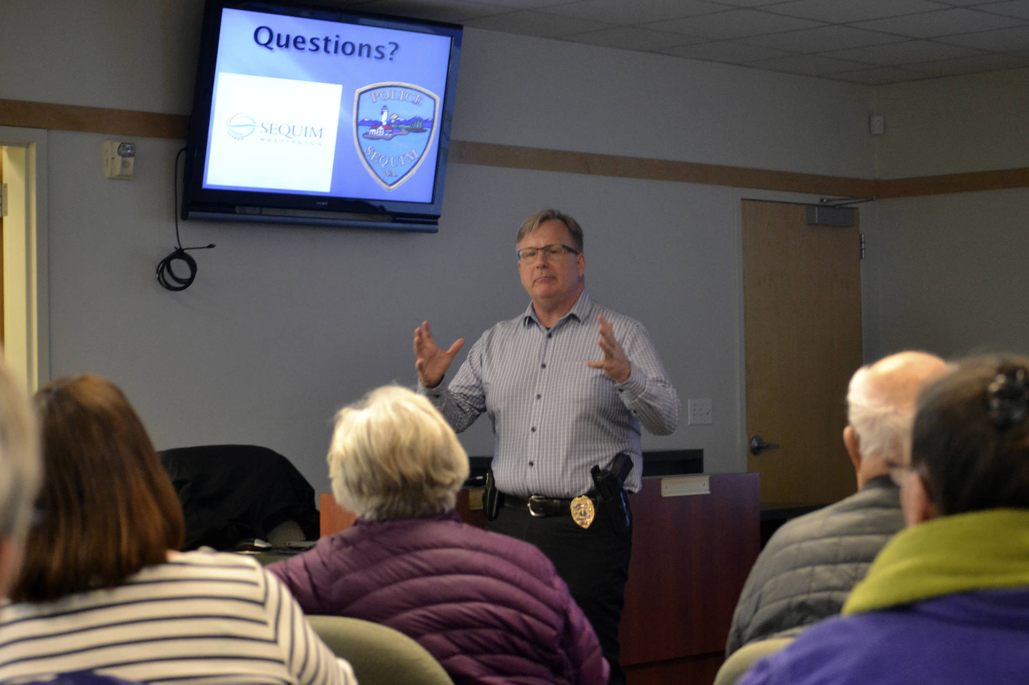Sequim Police Detective Sgt. Darrell Nelson leads a meeting on March 29 in the Sequim Transit Center about re-establishing the Neighborhood Watch program across the city. (Matthew Nash/Olympic Peninsula News Group)