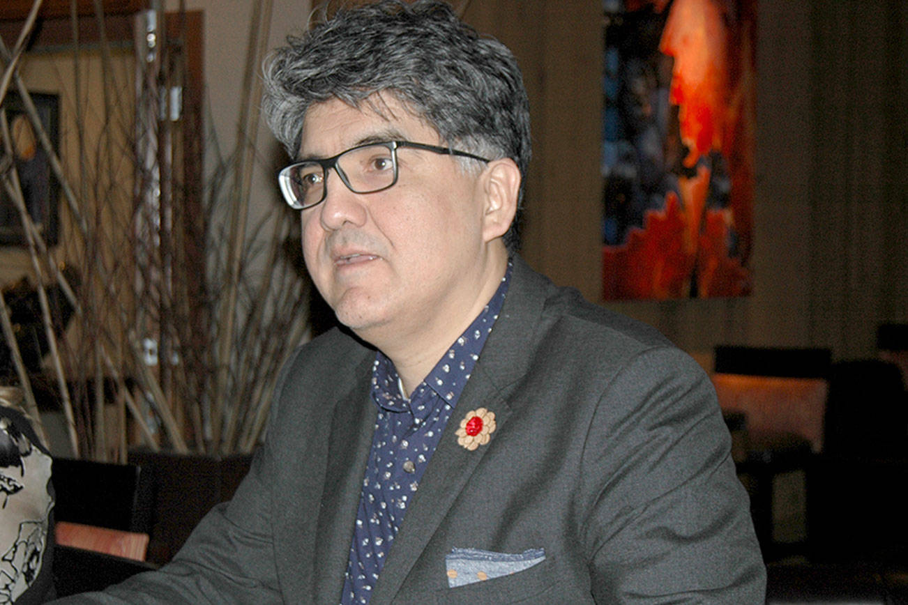 Author Sherman Alexie makes audience laugh, clap and squirm