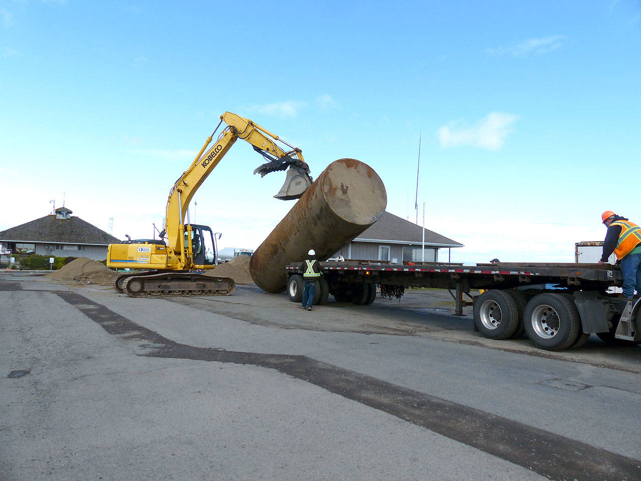An old tank at the Port Angeles Boat Haven is loaded onto a trailer for disposal. (David G. Sellars/for Peninsula Daily News)
