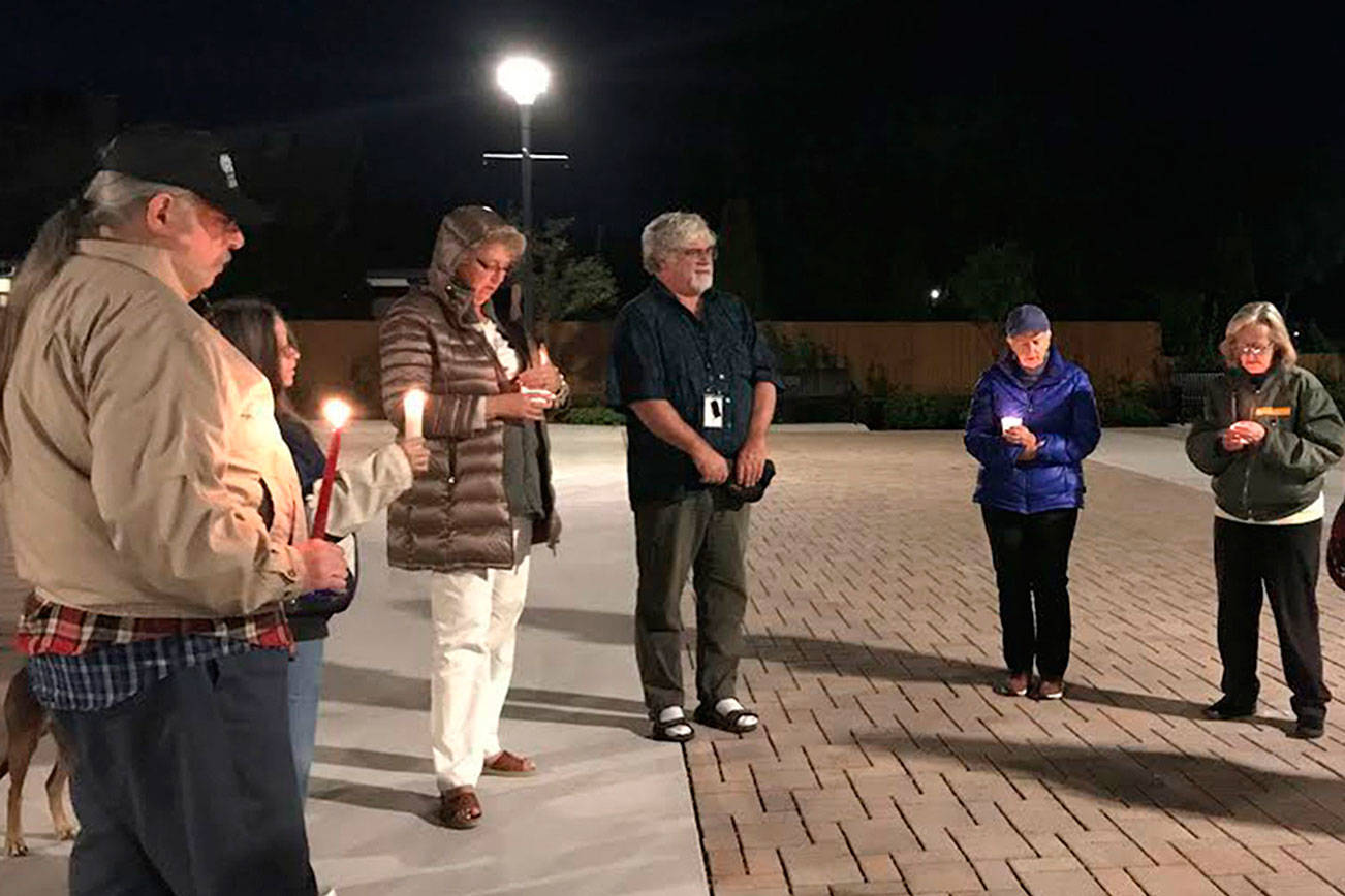 Small candlelight vigil held for Las Vegas victims