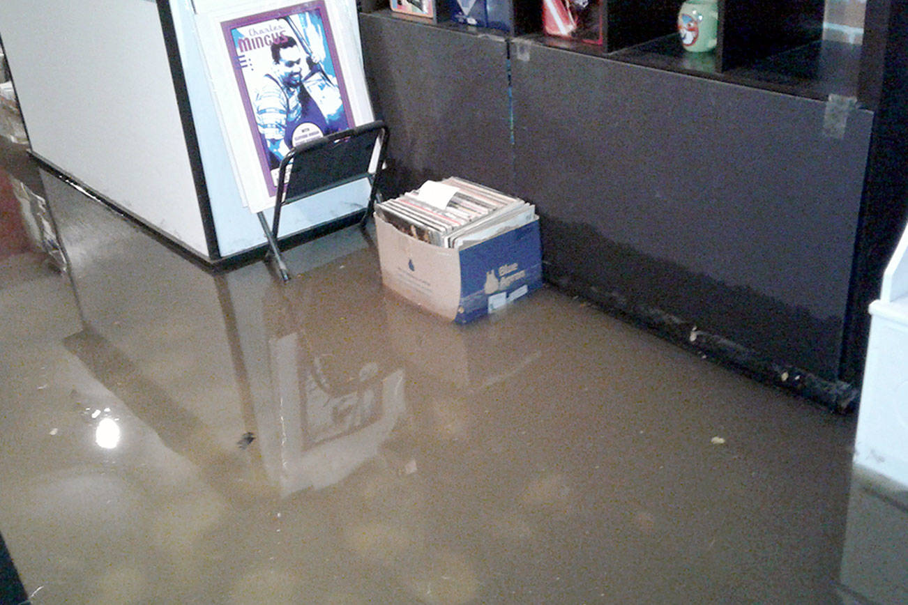 Stores reopen after flooding: Water inundates PT businesses