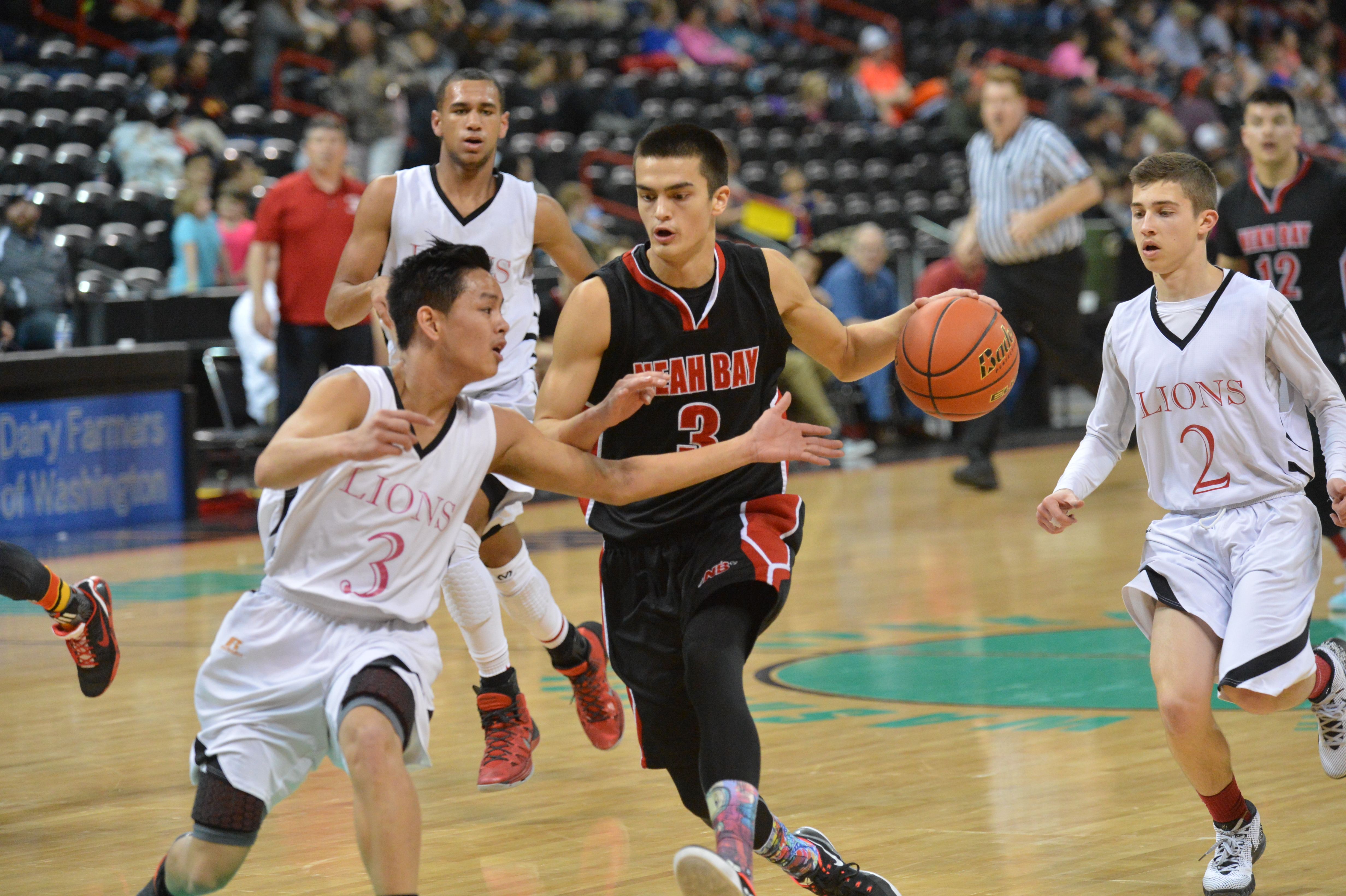 Abraham Venske of Neah Bay is guarded by Stan Domingo of Shorewood Christian in Friday's state 1B semifinal in Spokane. (Al Camp/The Omak-Okanogan County Chronicle)