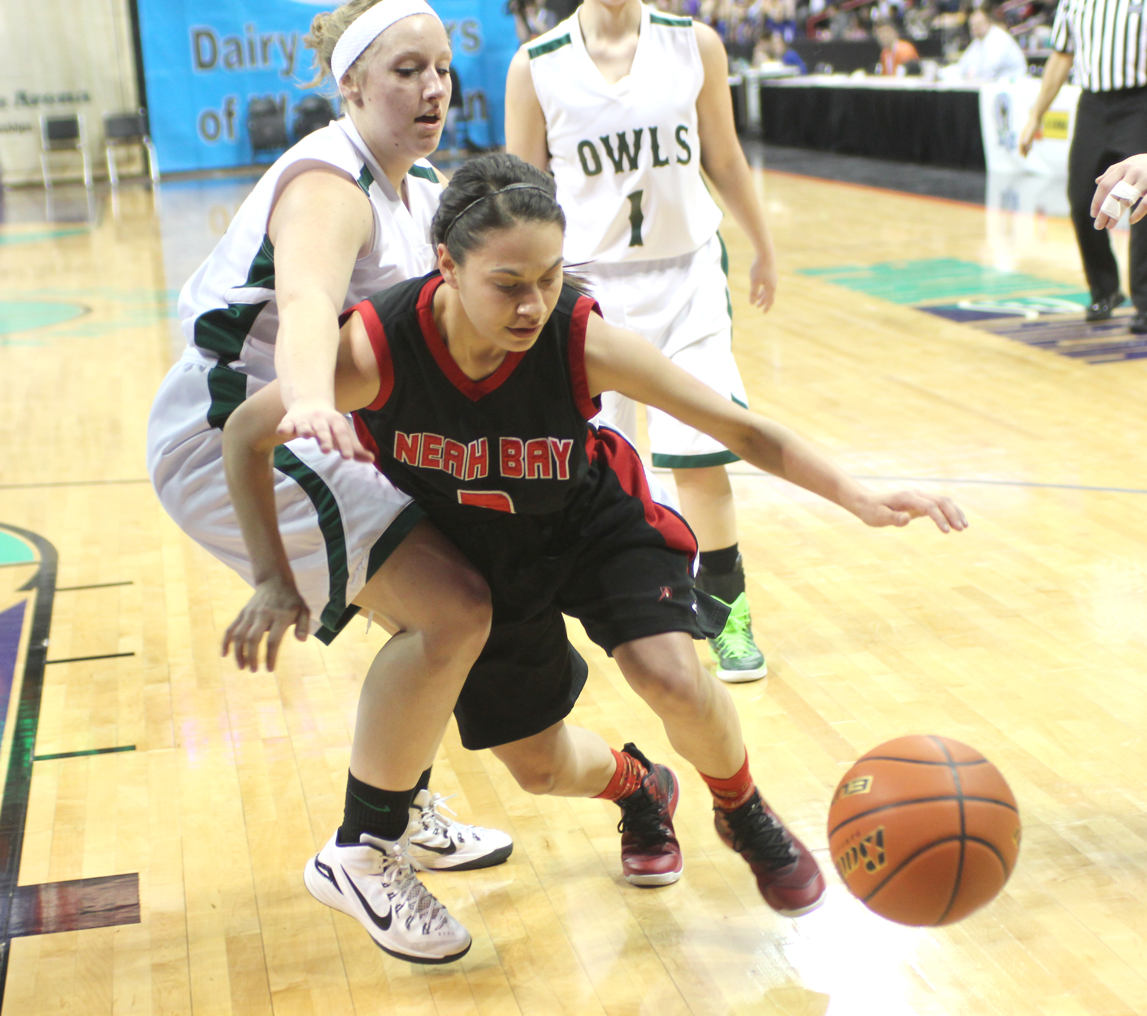 Meah Bay senior Hailey Greene drives past Mary M. Knight's Lauren Dierkop during the opening round of the state tournament. (Roger Harnack/The Omak-Okanogan County Chronicle)