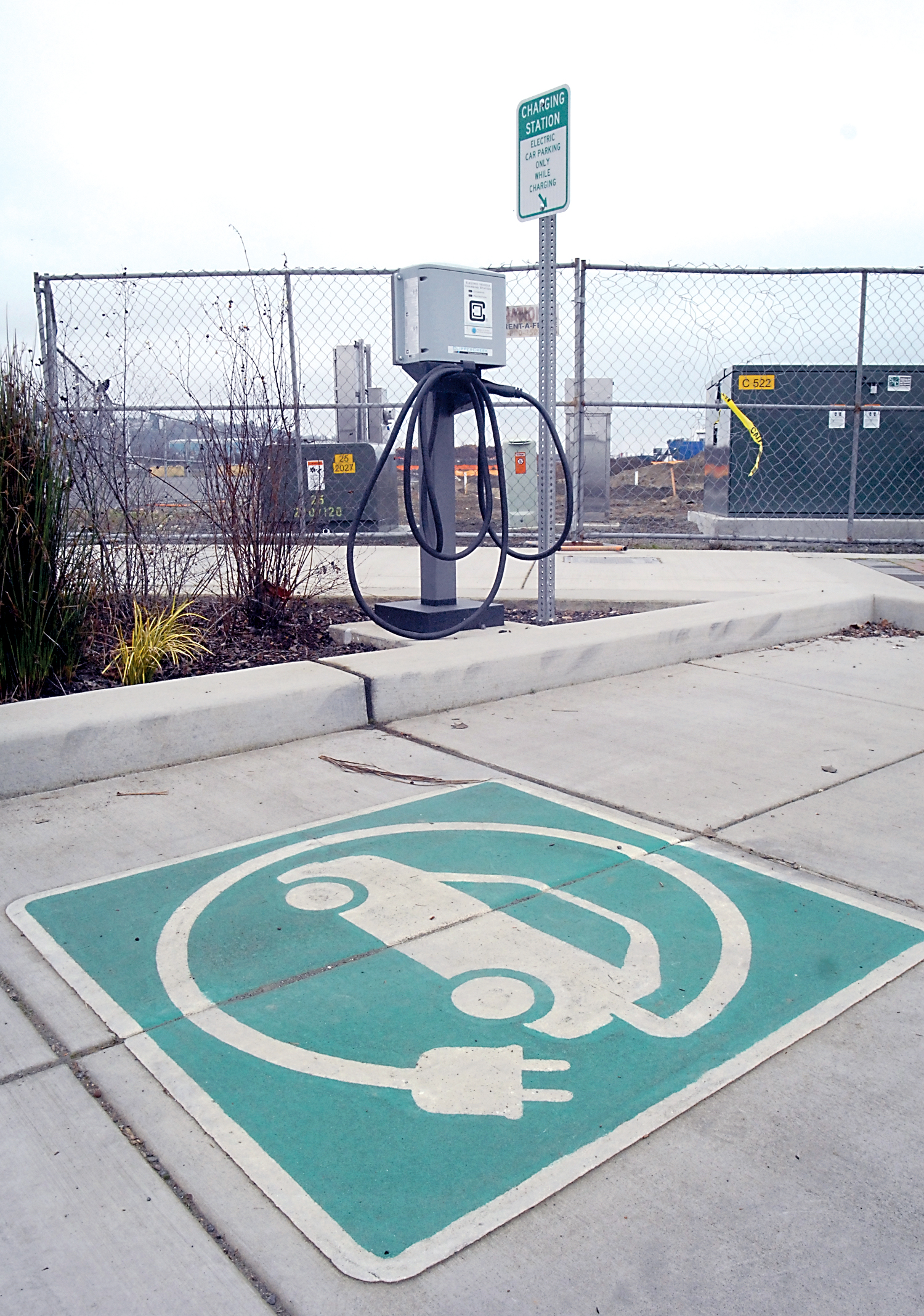 A public electric-car charging station is available for use in the 200 block of North Oak Street in downtown Port Angeles. —Photo by Keith Thorpe/Peninsula Daily News ()