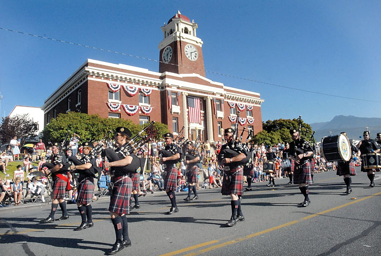 Members of the Greater Victoria Police Pipe Band march down Lincoln Street in front of the Clallam County Courthouse in Port Angeles during the 2015 Independence Day parade. (Keith Thorpe/Peninsula Daily News)