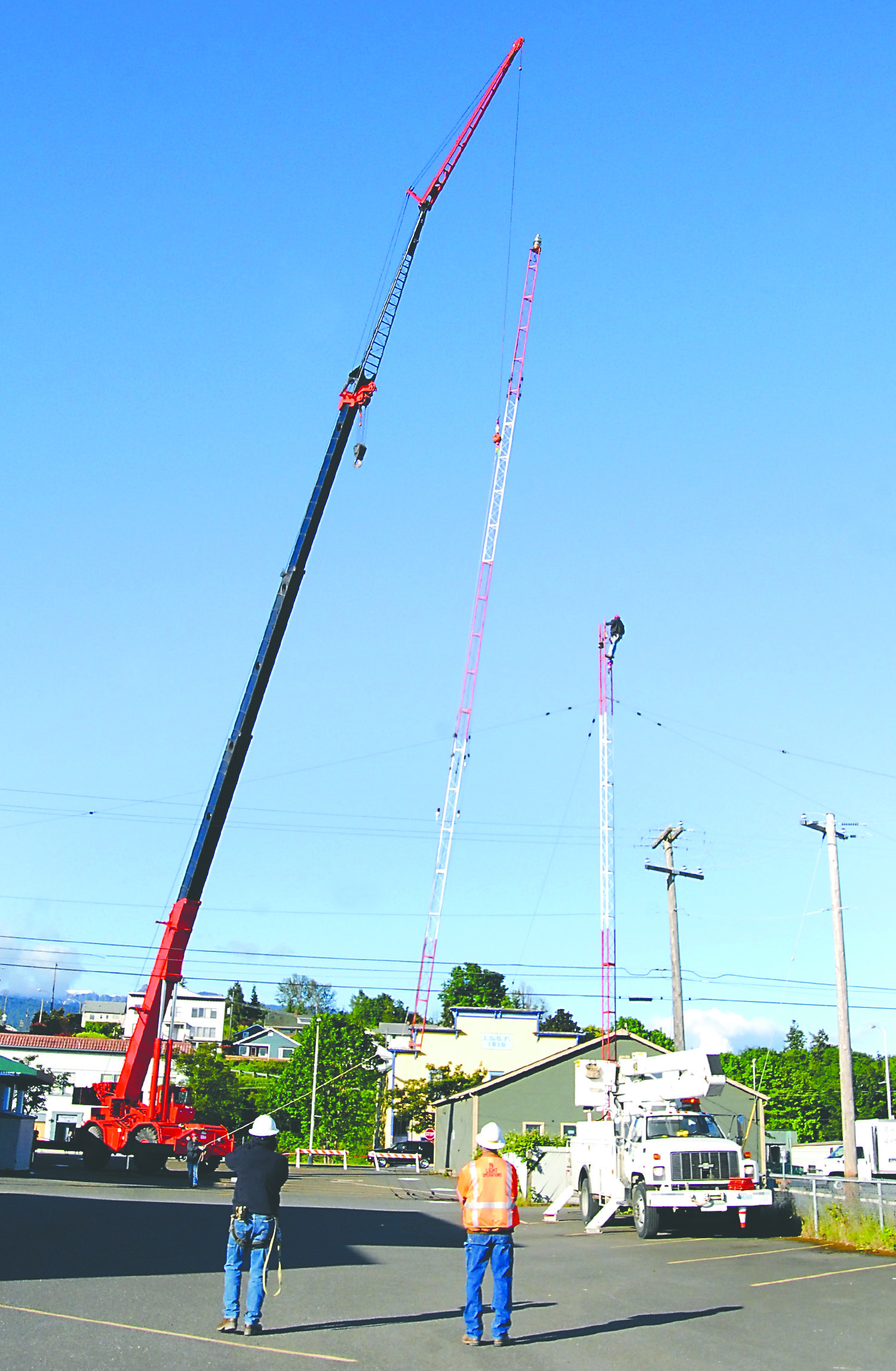 The upper section of the decomissioned KONP radio tower is lowered to the ground by crane about 7:40 this morning as part of a removal operation of the mast. Keith Thorpe/Peninsula Daily News