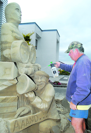Bill Dow of Montana works on his sculpture outside the Windermere Real Estate office in Port Angeles. Keith Thorpe/Peninsula Daily News