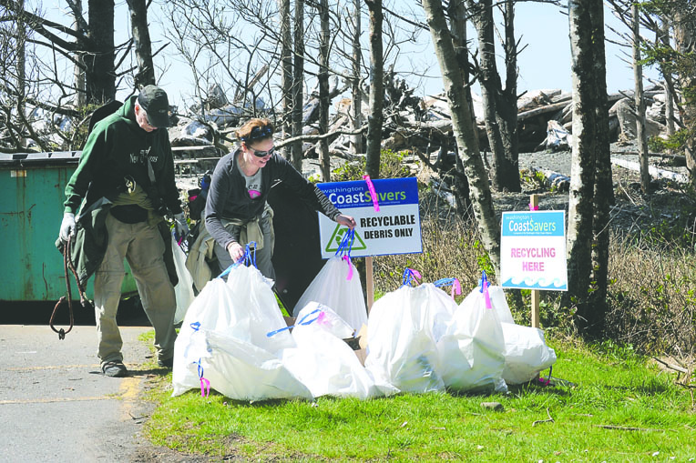 Randy and Enid Kriewald of Snohomish drop off recyclables at the Mora beach parking lot in 2011. Lonnie Archibald/for Peninsula Daily News