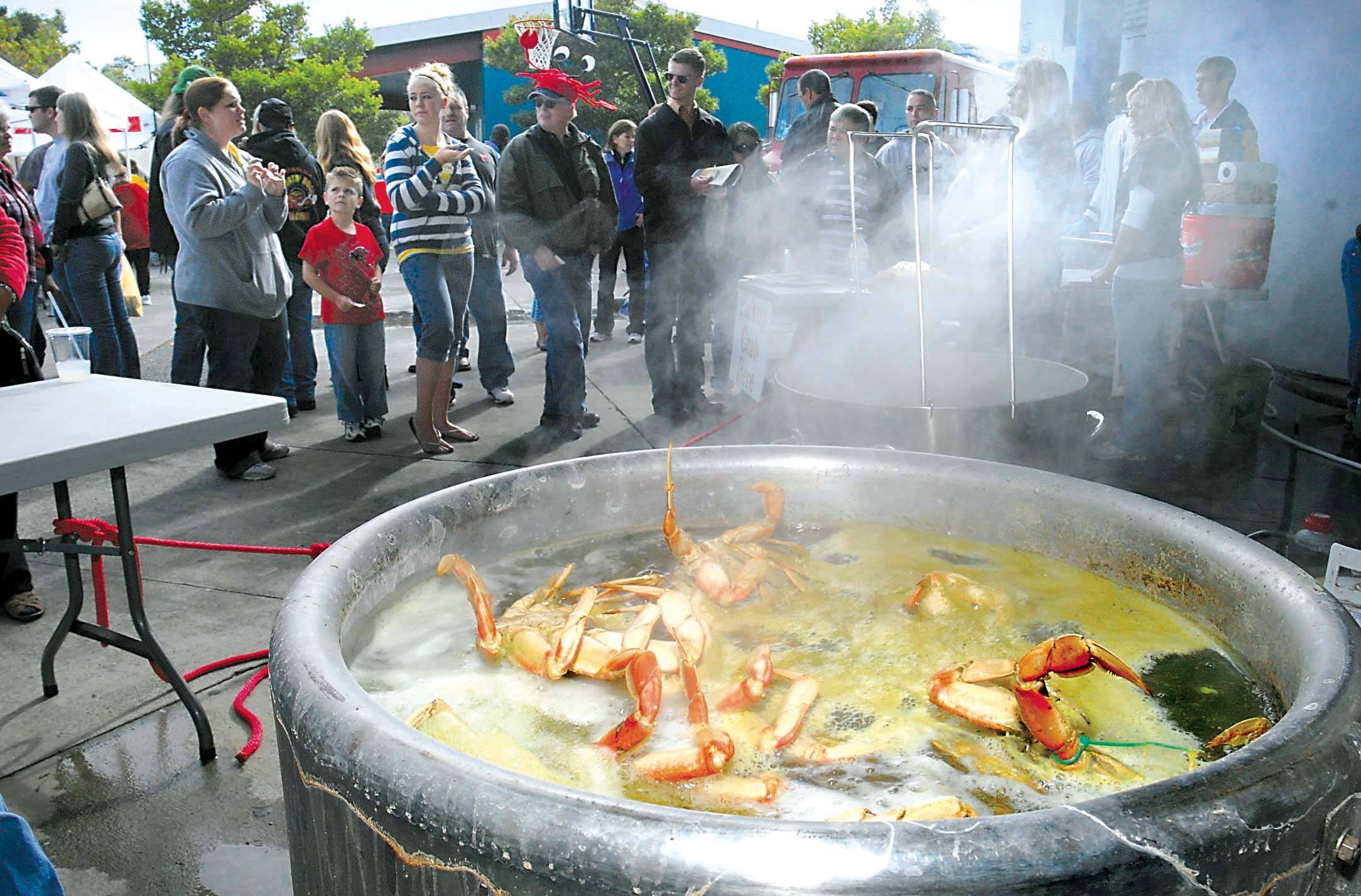A tub full of crabs boils as crowds line up at Port Angeles City Pier in 2008. — Keith Thorpe/Peninsula Daily News