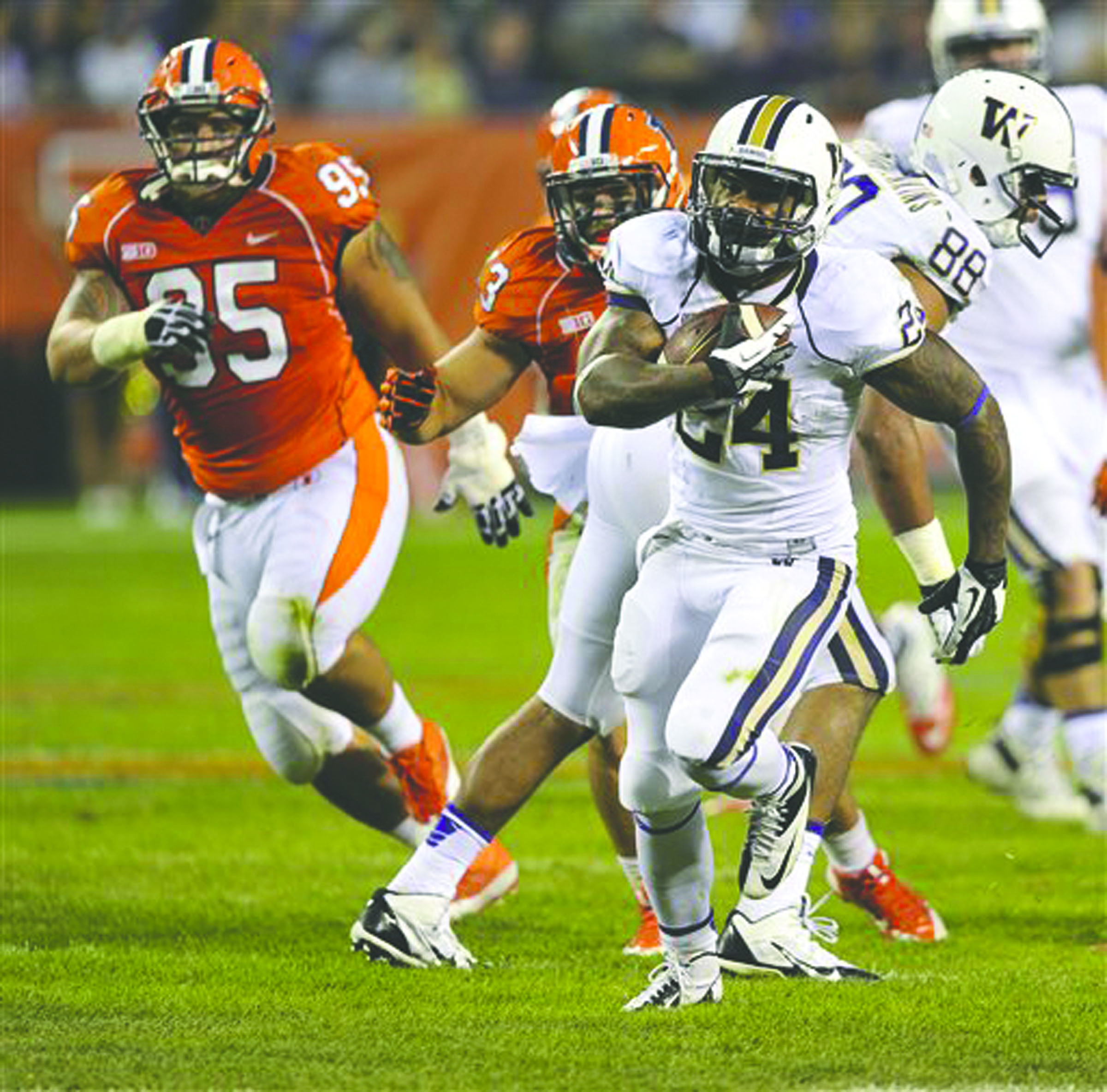 Washington’s Jesse Callier (24) heads upfield and outruns the Illinois defense during the second half of today’s game in Chicago. Washington defeated Illinois 34-24.  -- AP Photo by Jim Prisching)