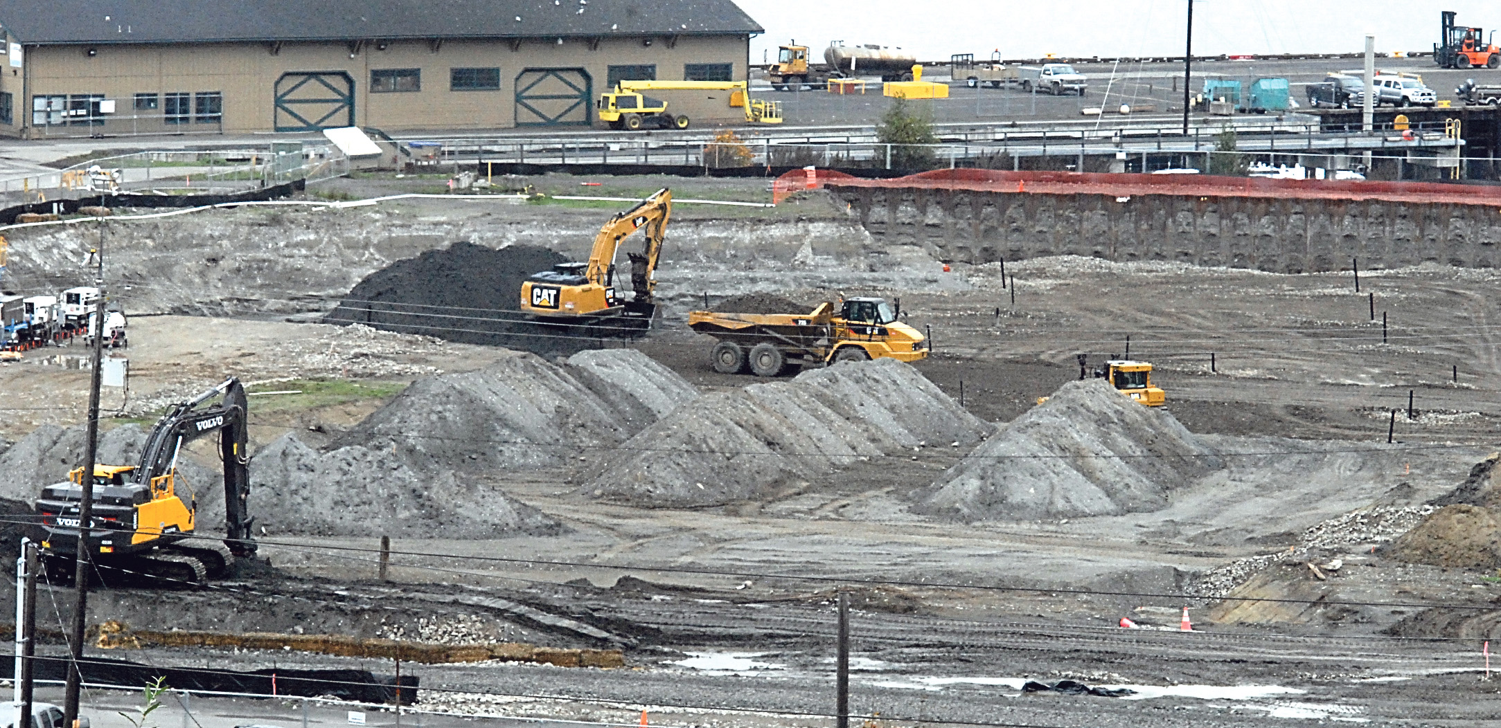 Excavators and bulldozers remove dirt at the site of the former PenPly mill in Port Angeles on Wednesday. Keith Thorpe/Peninsula Daily News