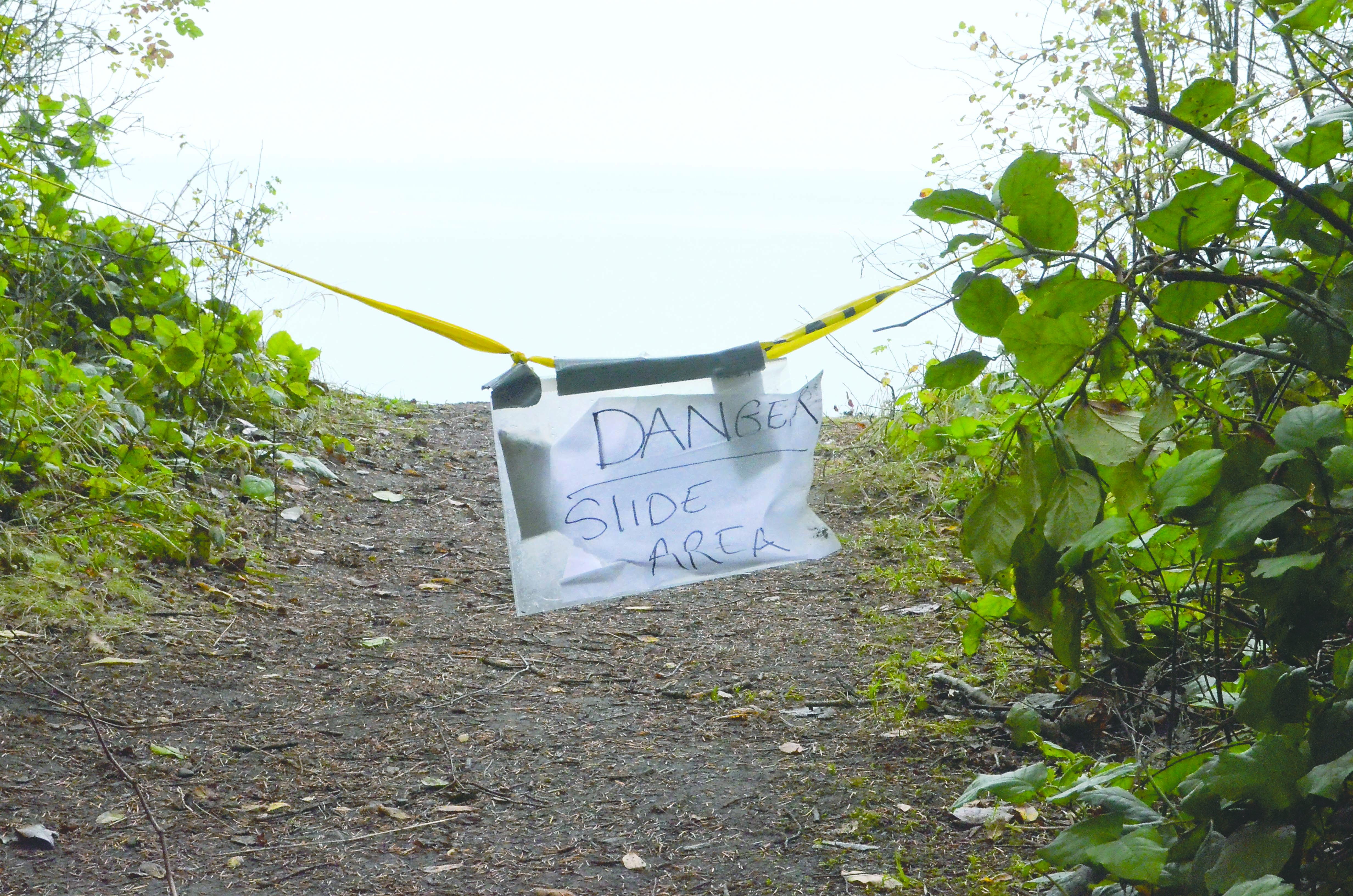 Handmade warning sign on the path to the “End of the World” bluff.  -- Photo by Charlie Bermant/Peninsula Daily News