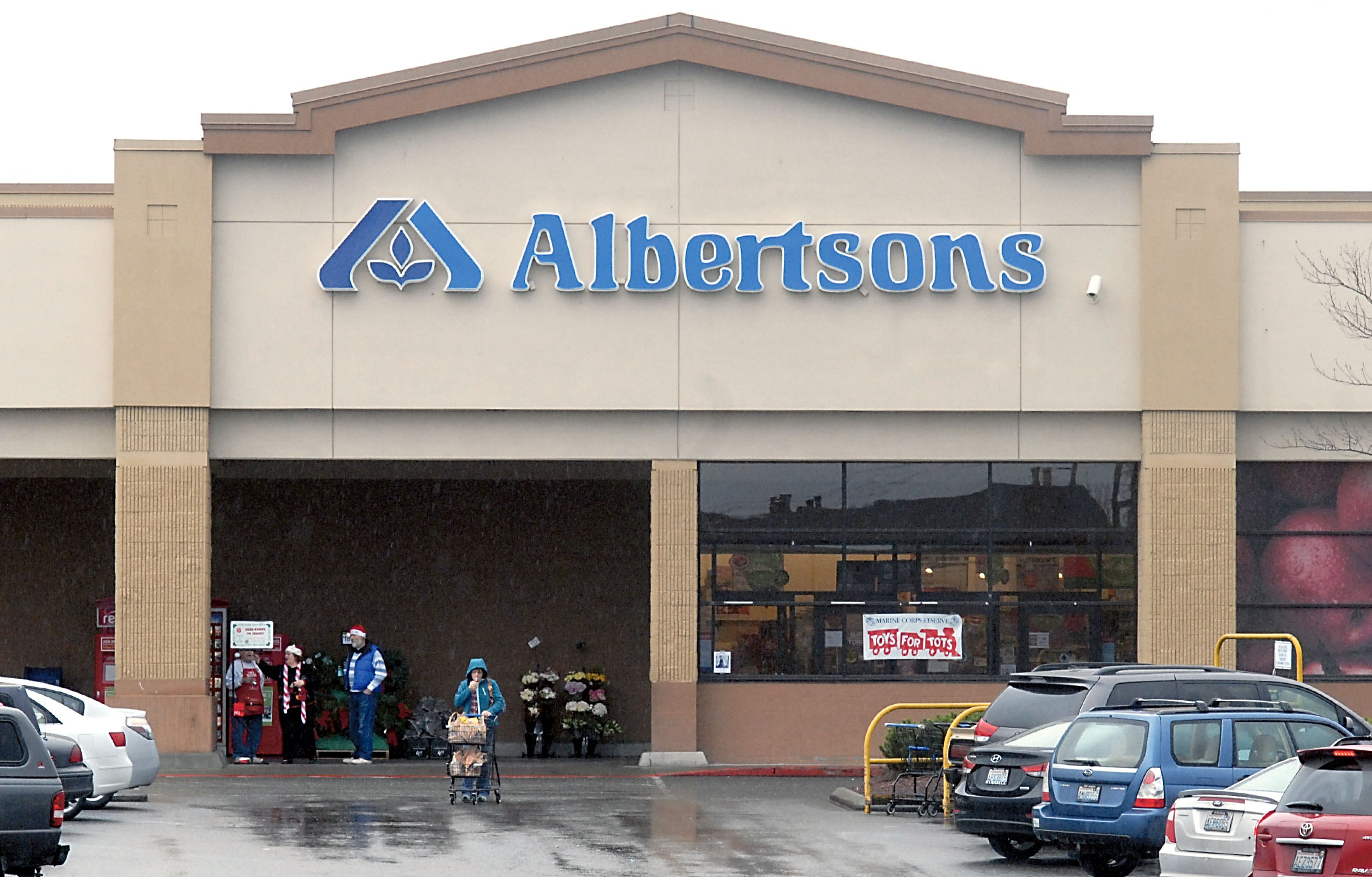 Albertsons at the corner of Lauridsen Boulevard and Lincoln Street in Port Angeles will get a new name and new direction next year. —Photo by Keith Thorpe/Peninsula Daily News