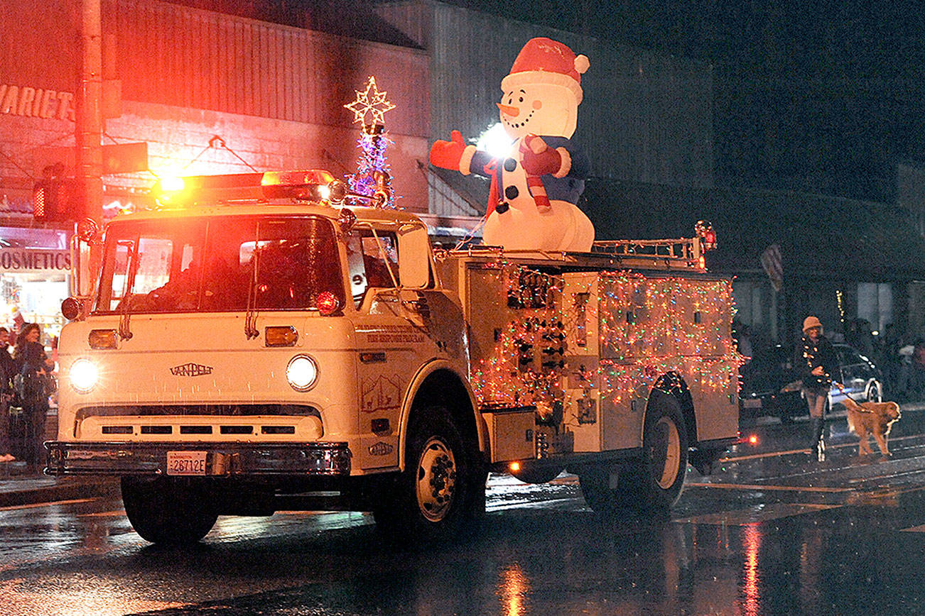 Santa comes to Forks for tree lighting, Twinkle Lights parade