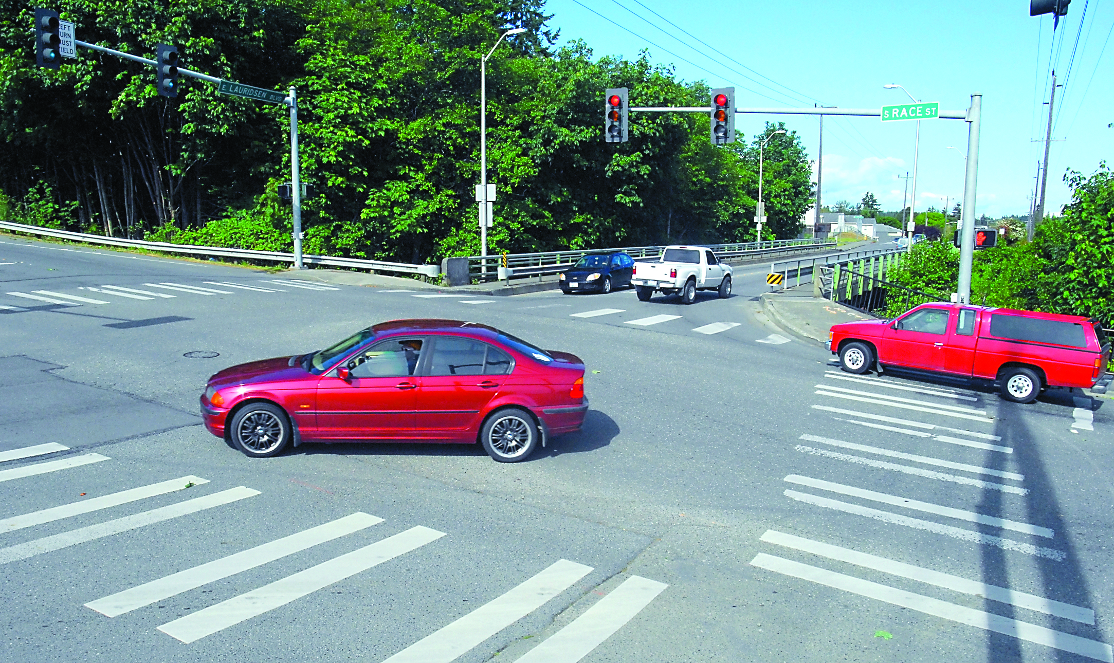 Traffic flows through the intersection at Race Street and Lauridsen Boulevard in Port Angeles on Wednesday. Keith Thorpe/Peninsula Daily News