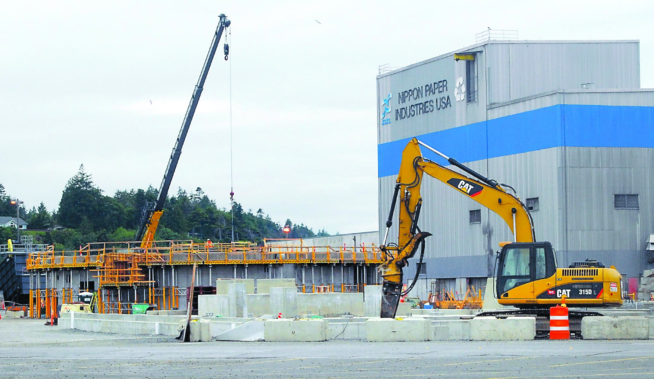 Work continues on the cogeneration plant at Nippon Paper Industries in Port Angeles. Keith Thorpe/Peninsula Daily News