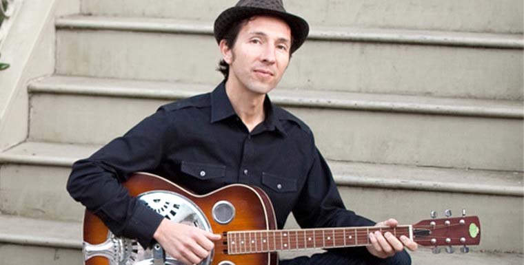 Jewish blues singer Saul Kaye will give a concert at 2 p.m. today at Unitarian Universalist Fellowship east of Port Angeles.