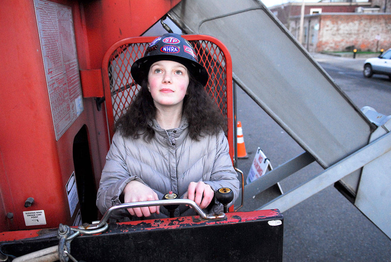 Fireworks, anchor raising help Port Townsend crowds usher in 2018