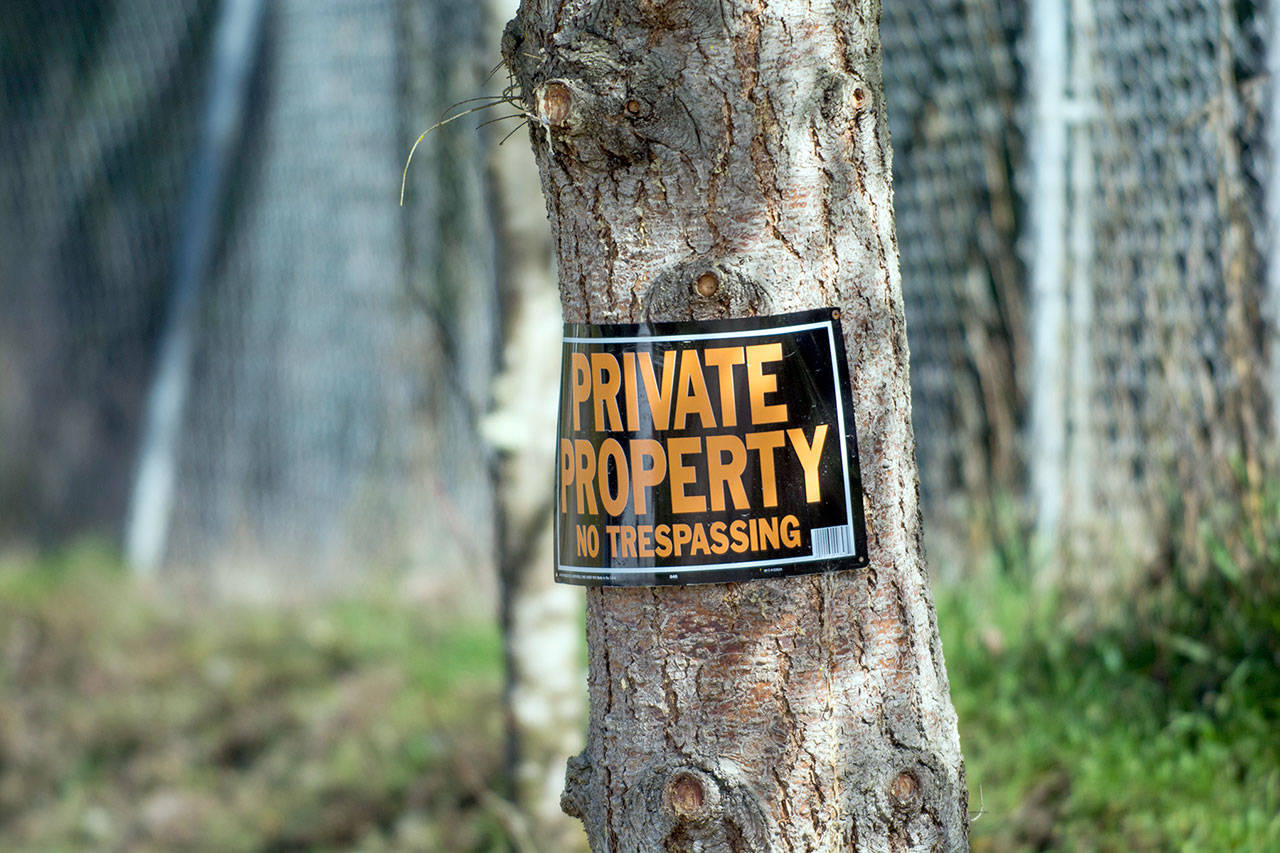 Neighbors surrounding 313 McDonnell Creek Road have put up “no trespassing” signs. (Jesse Major/Peninsula Daily News)