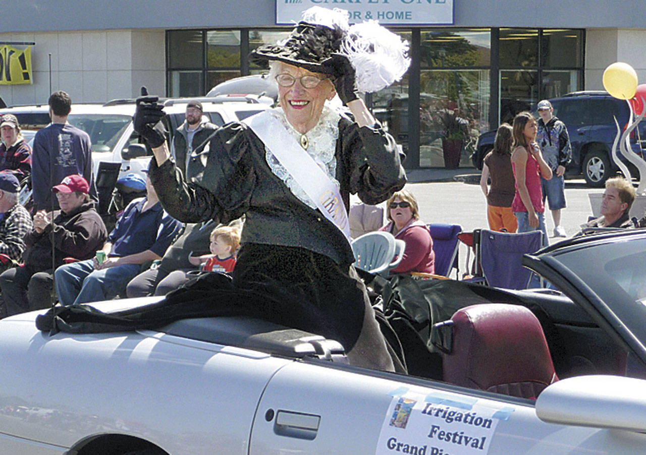 Grand Pioneer Margaret Eberle Lotzgesell waves to the Grand Parade crowd at the 2009 Irrigation Festival. Lotzgesell died March 23 at age 93. (Patricia Morrison Coate/Olympic Peninsula News Group)