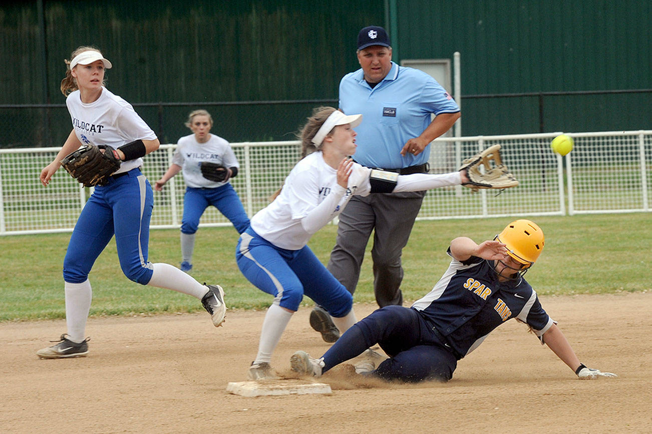 DISTRICT SOFTBALL: Forks stays alive by splitting pair against Castle Rock and La Center