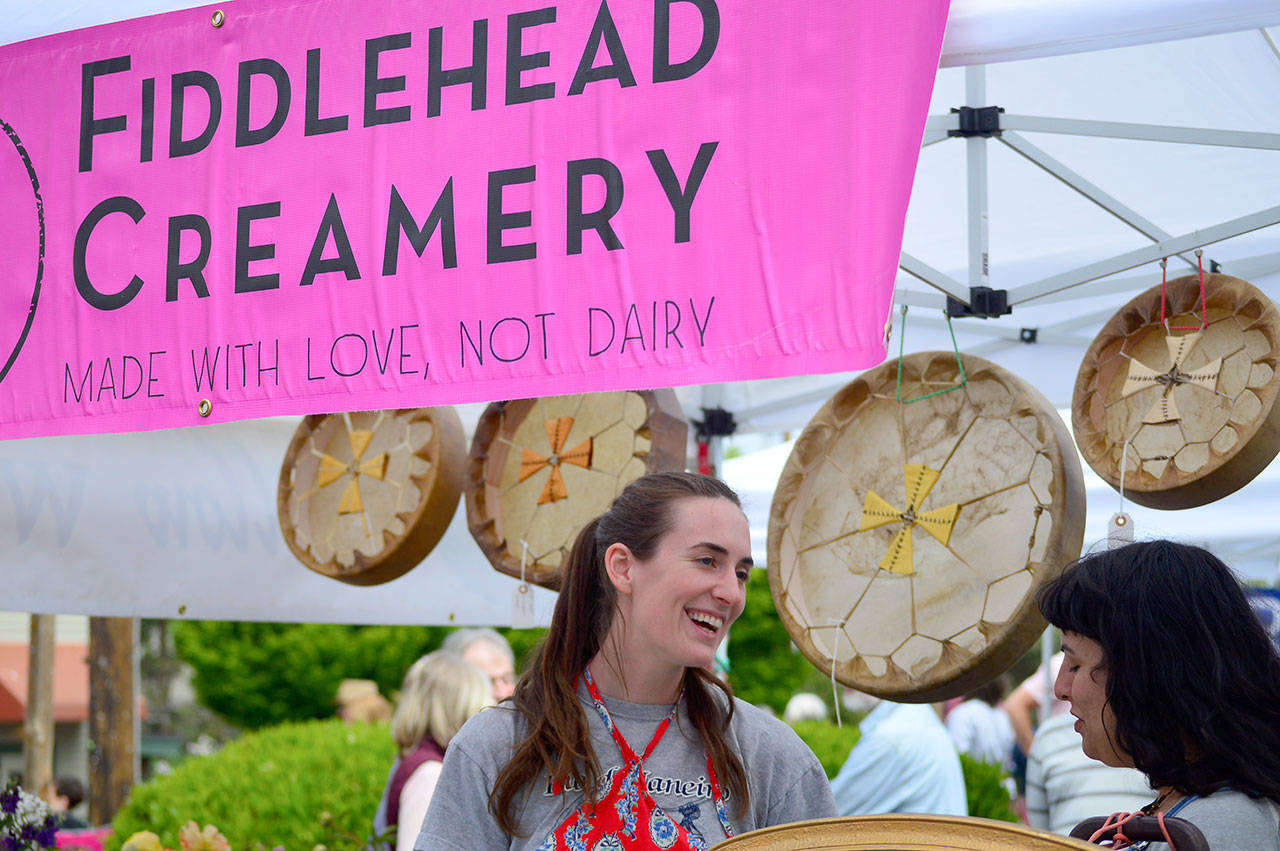 Fiddlehead Creamery’s Becky Christoforo scoops coconut cream gelato at the Port Townsend Farmers Market. Ayisha Jeffer, at right, provides support. (Diane Urbani de la Paz/for Peninsula Daily News)