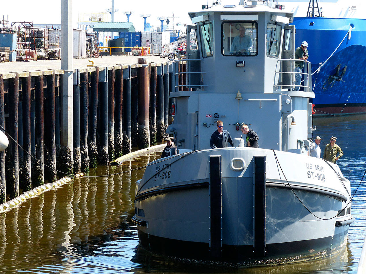 U.S. Army tug Sag Harbor approaches the haulout dock at the Port of Port Angeles. (David Sellars/for Peninsula Daily News)