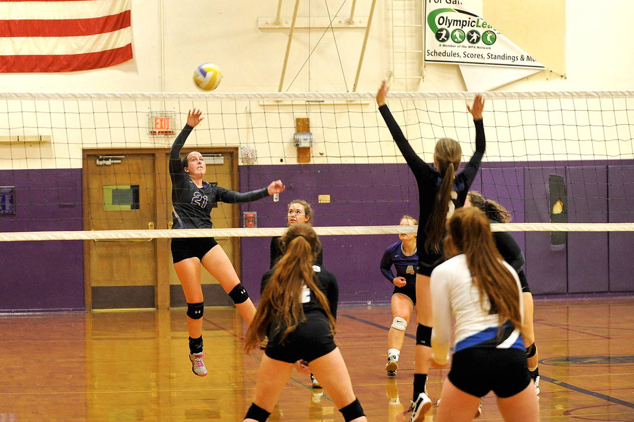 Matthew Nash/Olympic Peninsula News Group Sequim’s Kalli Wiker (21) returns the ball during the Wolves 3-2 win over North Mason on Tuesday.