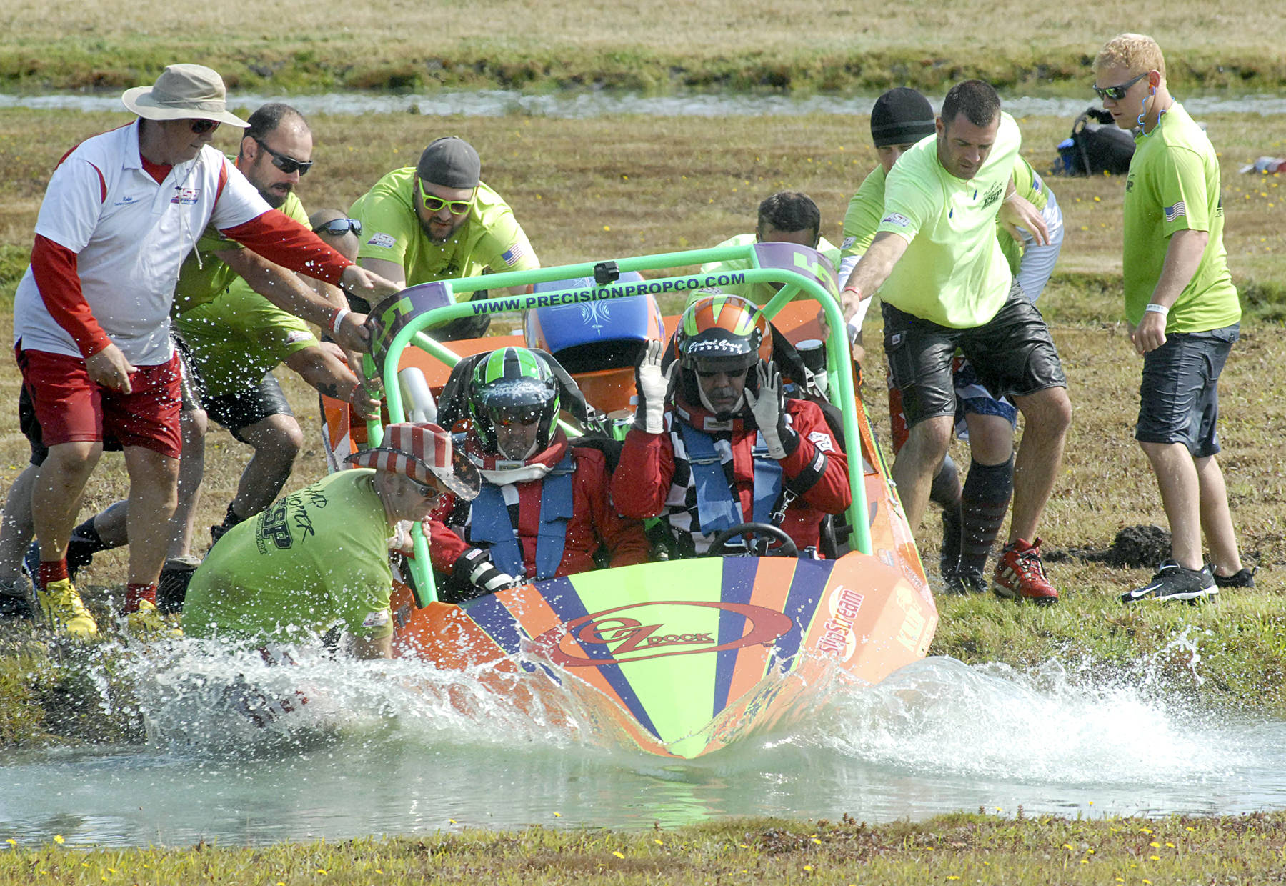 &lt;strong&gt;Keith Thorpe&lt;/strong&gt;/Peninsula Daily News                                Sprint boat “island hoppers” help to push the Showtime No. 5 boat back into the water after running aground during racing at the Extreme Sports Park in July.