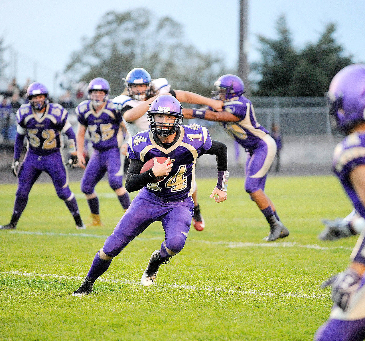 Sequim’s Riley Cowan runs the ball against North Mason on Sept. 21. Sequim is leading the Olympic League 2A Division. (Michael Dashiell/Peninsula News Group)