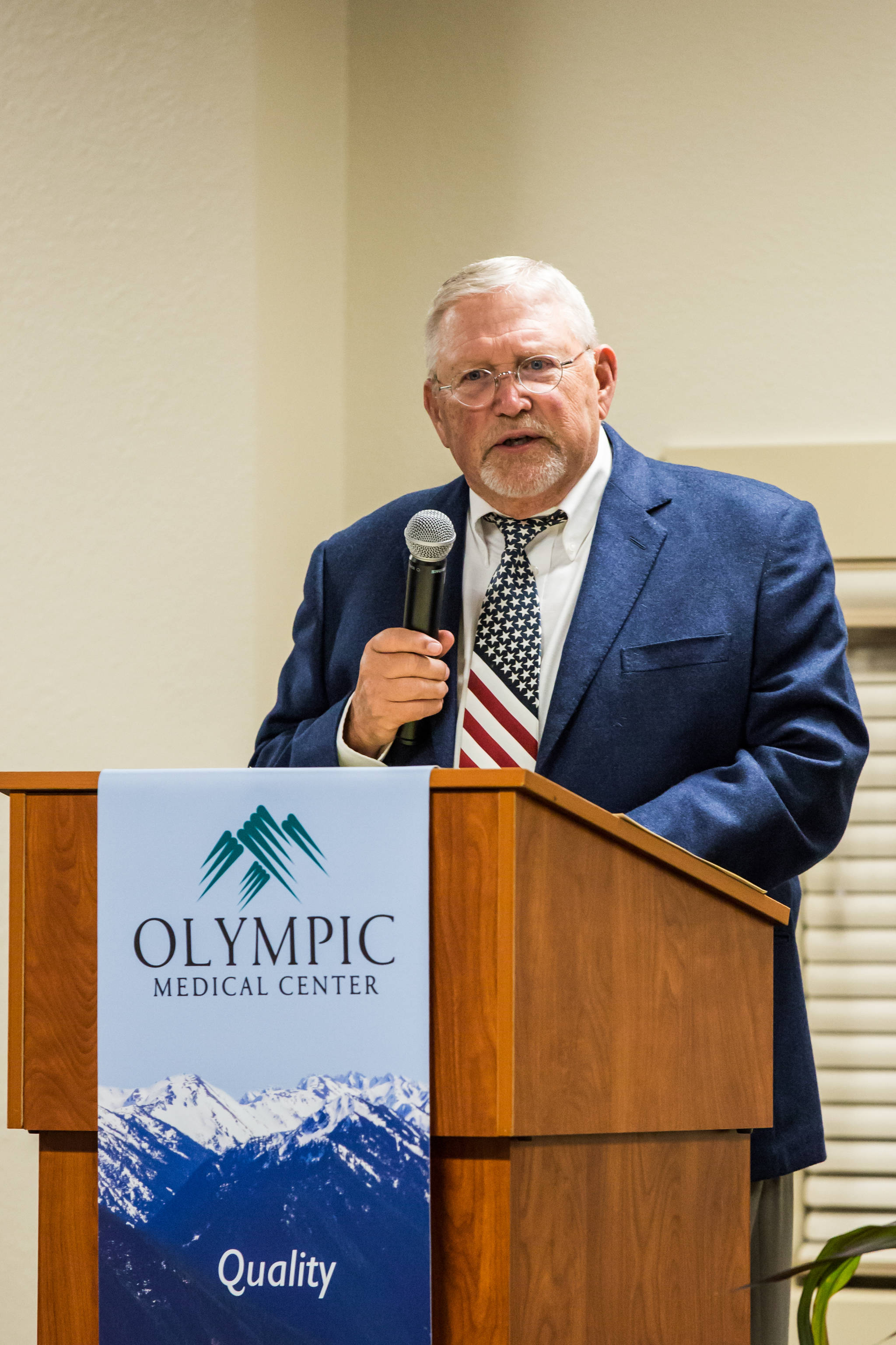 Phil Walker speaks on behalf of recipients of the Rick Kaps award. (Olympic Medical Center Foundation)