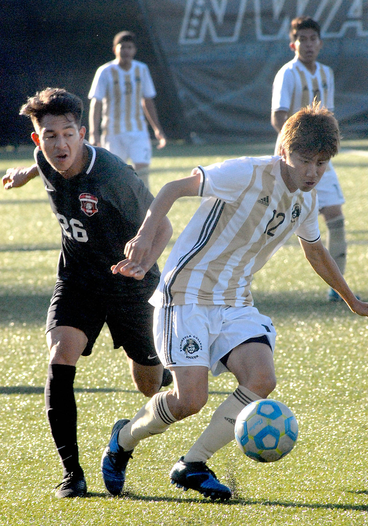Keith Thorpe/Peninsula Daily News Peninsula’s Hide Inoue, front, cuts off Everett’s Oscar Rodriguez in Wednesday’s match in Port Angeles.