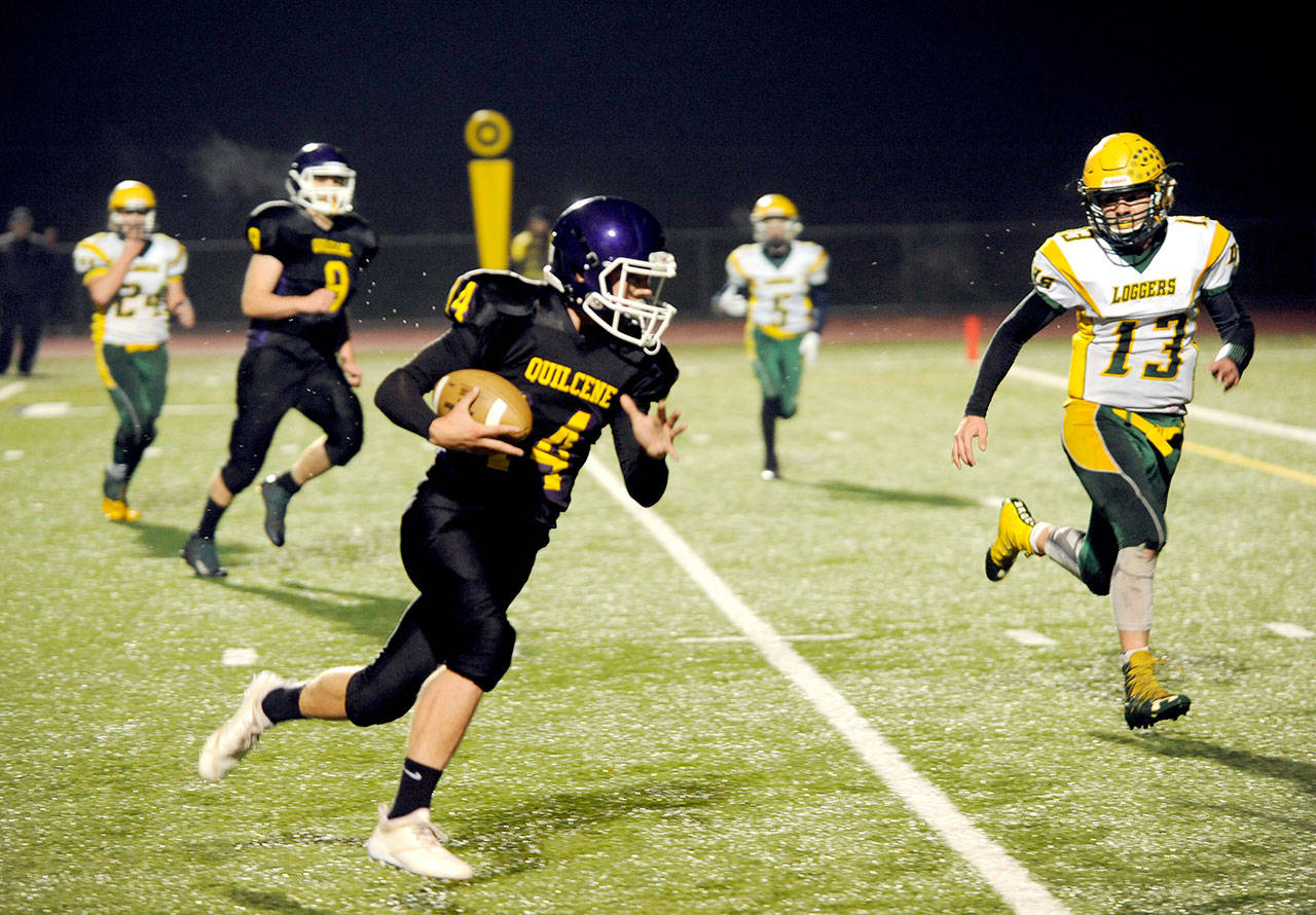 Michael Dashiell/Olympic Peninsula News Group Quilcene’s Ben Bruner, left, heads to the end zone on a 15-yard touchdown pass from Holdem Elkins during the Rangers’ 62-24 Quad-District playoff win over Darrington on Friday at Silverdale Stadium.