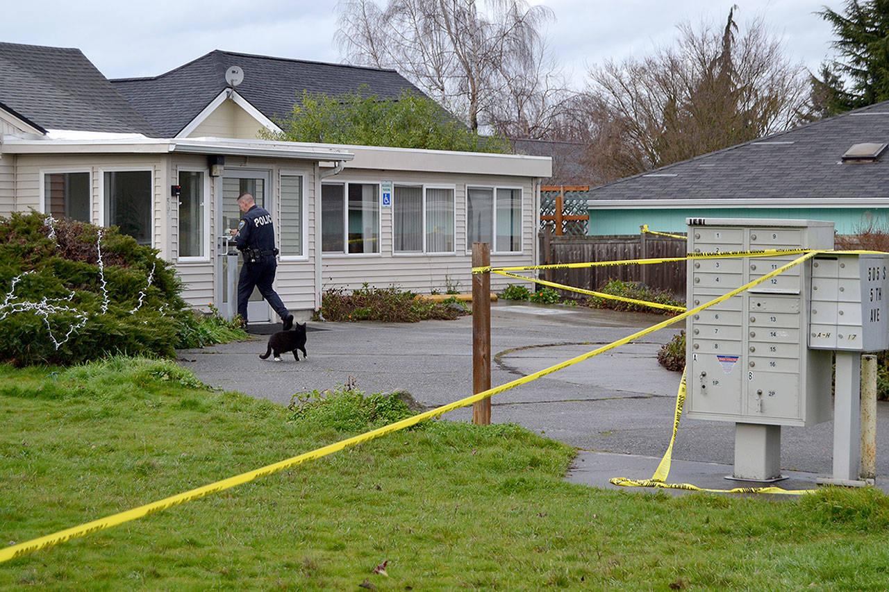 Sequim Police Sgt. John Southard enters the Sunbelt Apartments on Thursday morning during an investigation into the death of a 57-year-old Sequim resident. (Matthew Nash/Olympic Peninsula News Group)