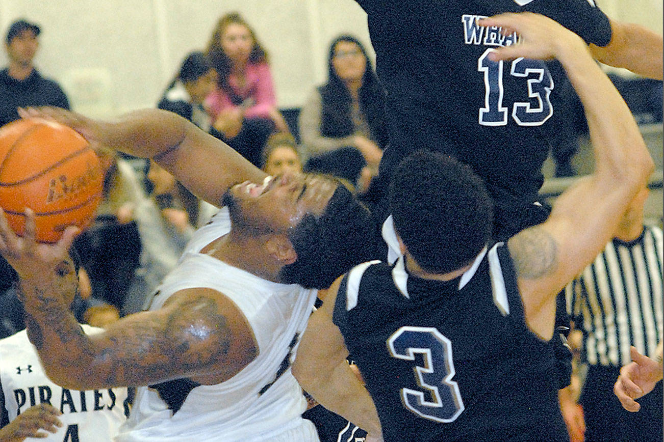 COLLEGE BASKETBALL: Harris-Williams’ late jumper lifts Peninsula to victory