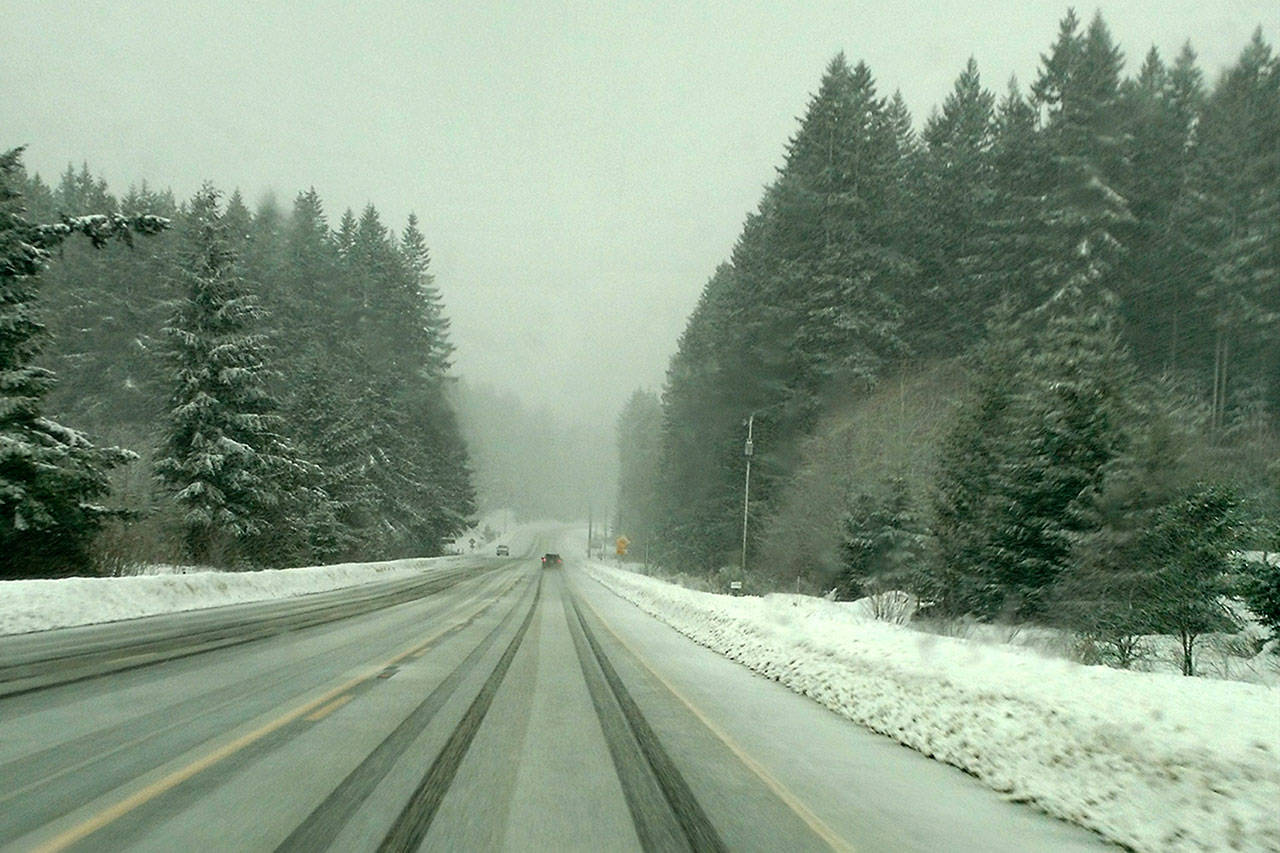 Snow begins to stick on U.S. Highway 101 at the most northeast edge of the Quillayute Valley School District last Thursday. (Zorina Barker/for Peninsula Daily News)
